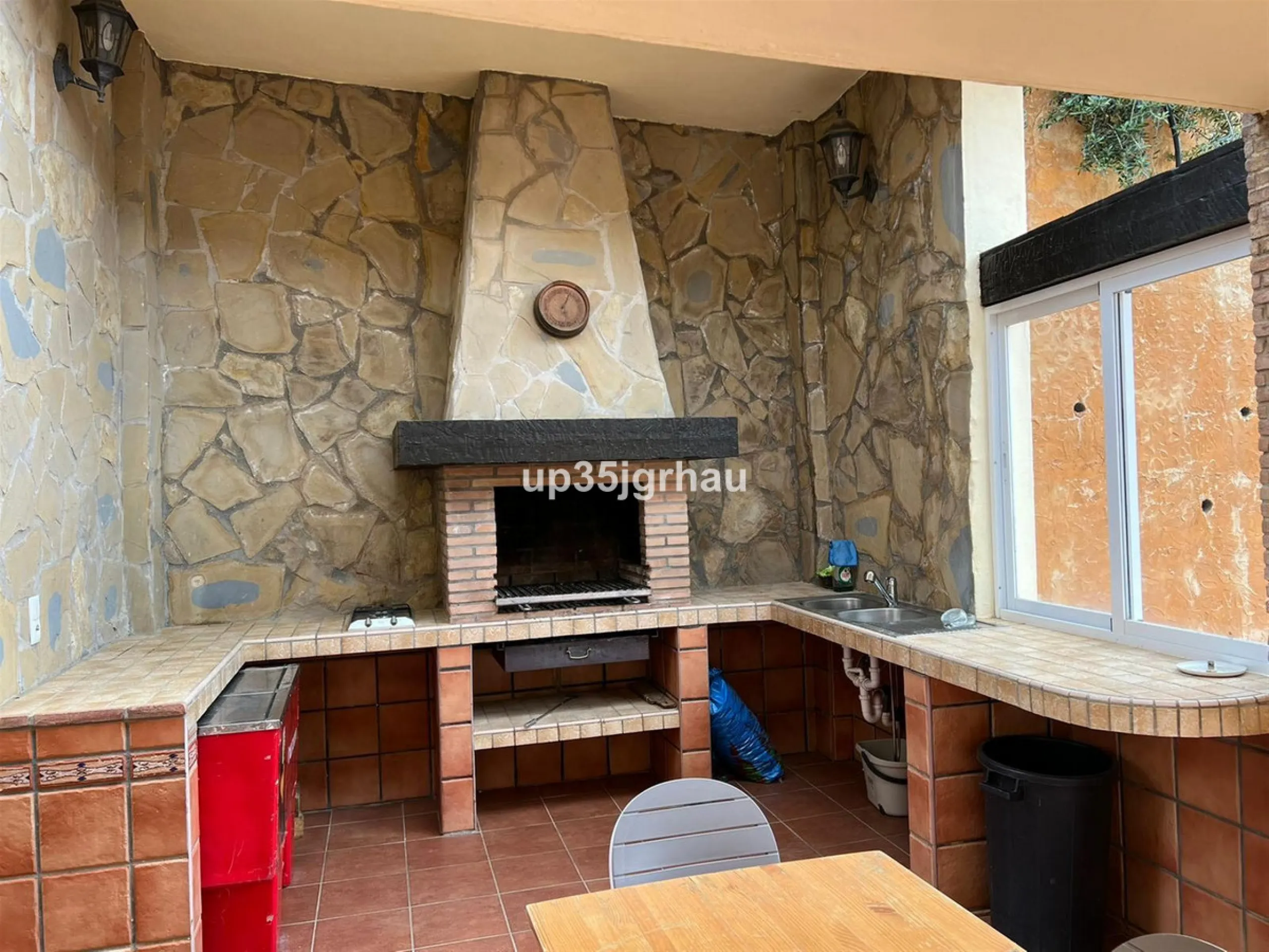 2 independent houses with their independent entrances, one house 200m2 80 m2 of porch, the other 100m2 25 m2 of porch. 1 swimming pool