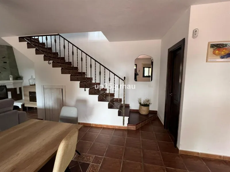 2 independent houses with their independent entrances, one house 200m2 80 m2 of porch, the other 100m2 25 m2 of porch. 1 swimming pool
