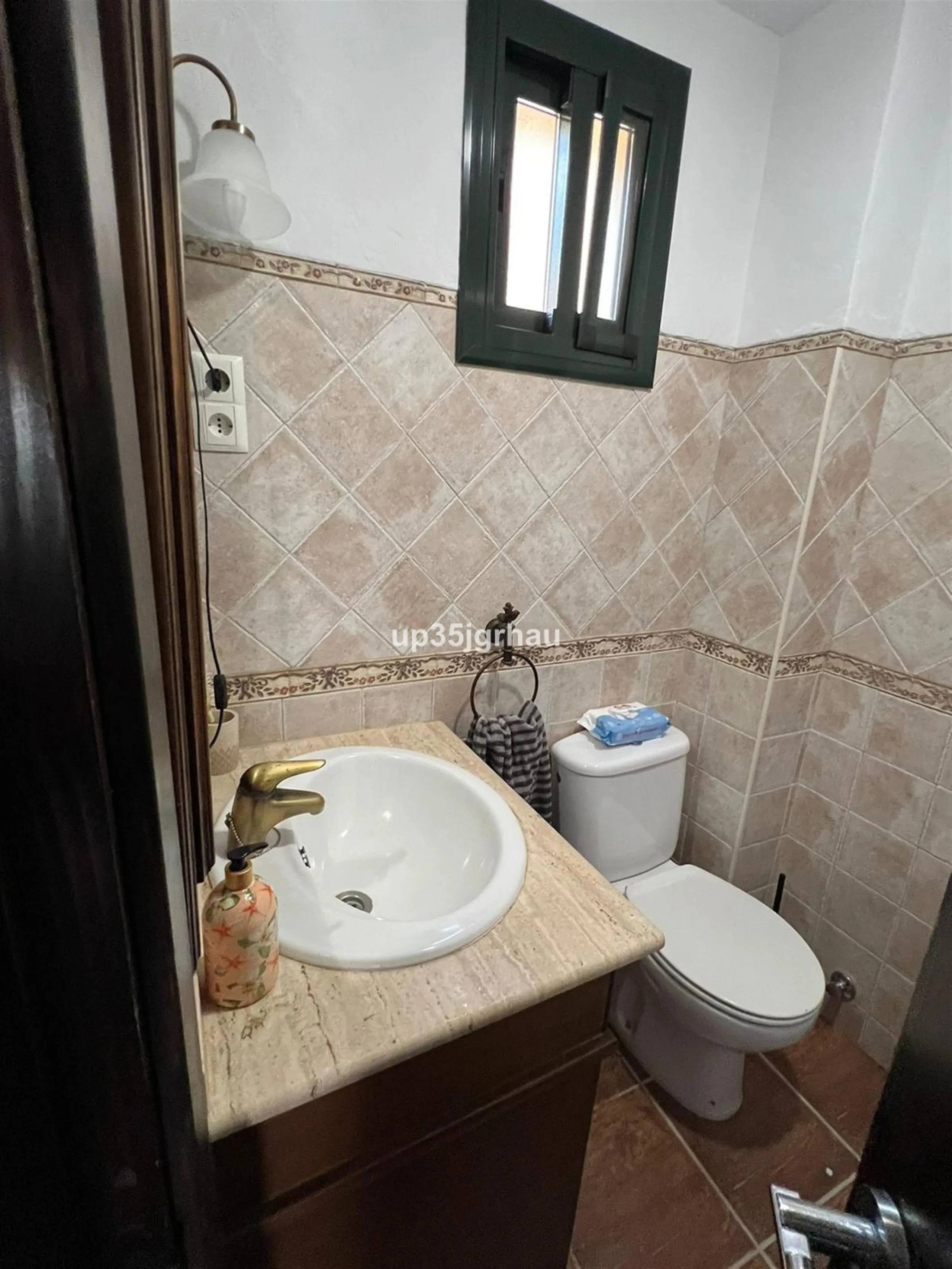 2 independent houses with their independent entrances, one house 200m2 80 m2 of porch, the other 100m2 25 m2 of porch. 1 swimming pool