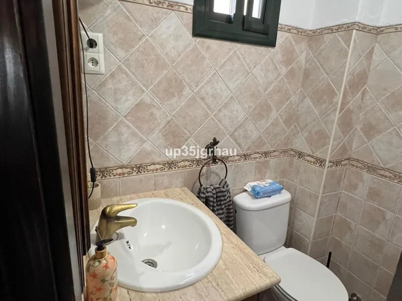 2 independent houses with their independent entrances, one house 200m2 80 m2 of porch, the other 100m2 25 m2 of porch. 1 swimming pool