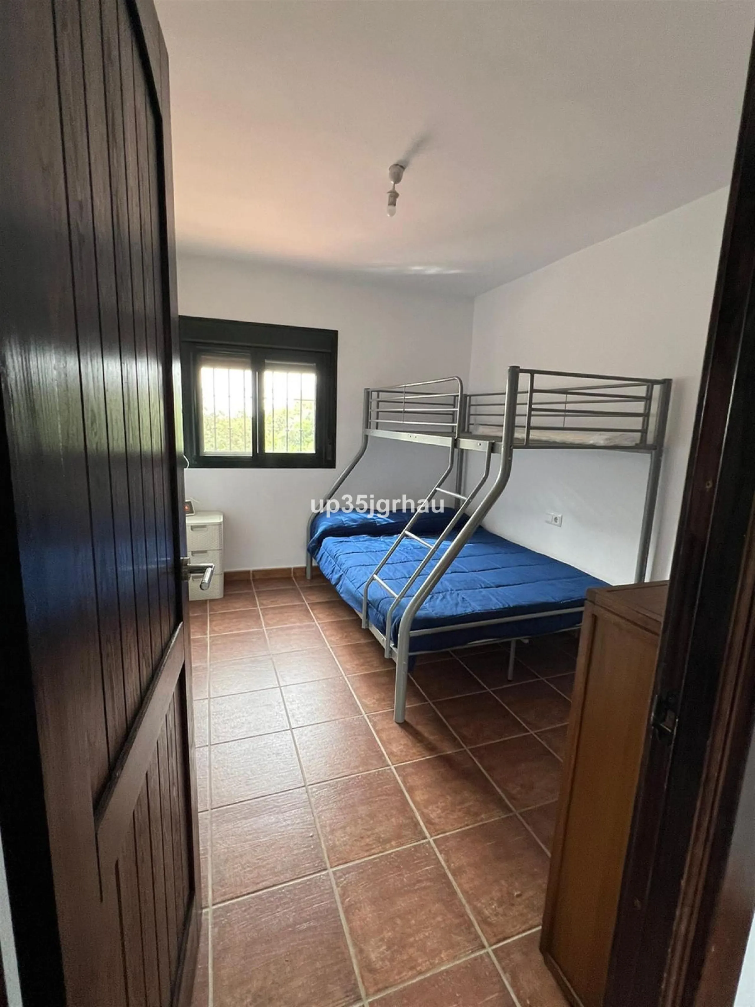 2 independent houses with their independent entrances, one house 200m2 80 m2 of porch, the other 100m2 25 m2 of porch. 1 swimming pool