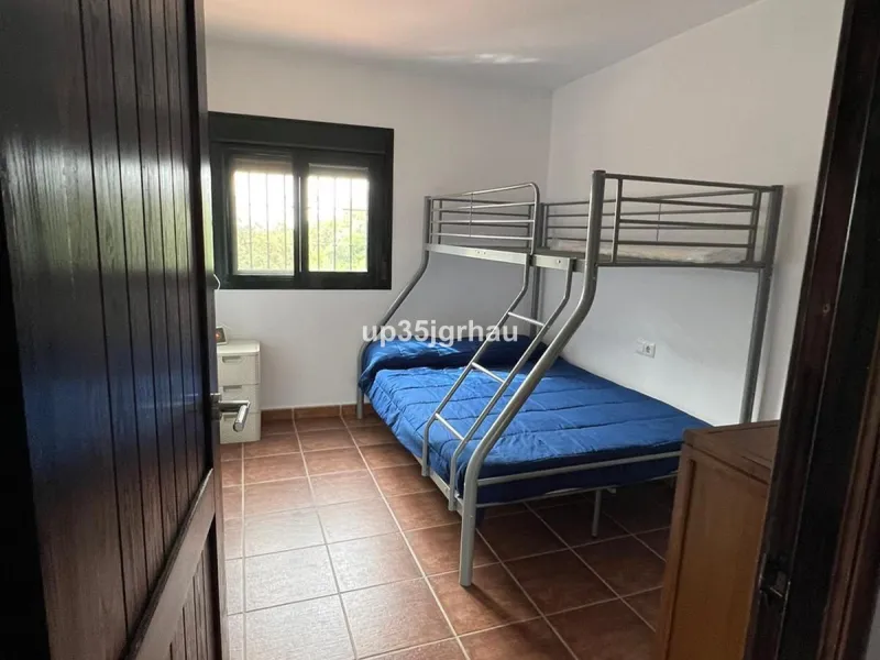 2 independent houses with their independent entrances, one house 200m2 80 m2 of porch, the other 100m2 25 m2 of porch. 1 swimming pool