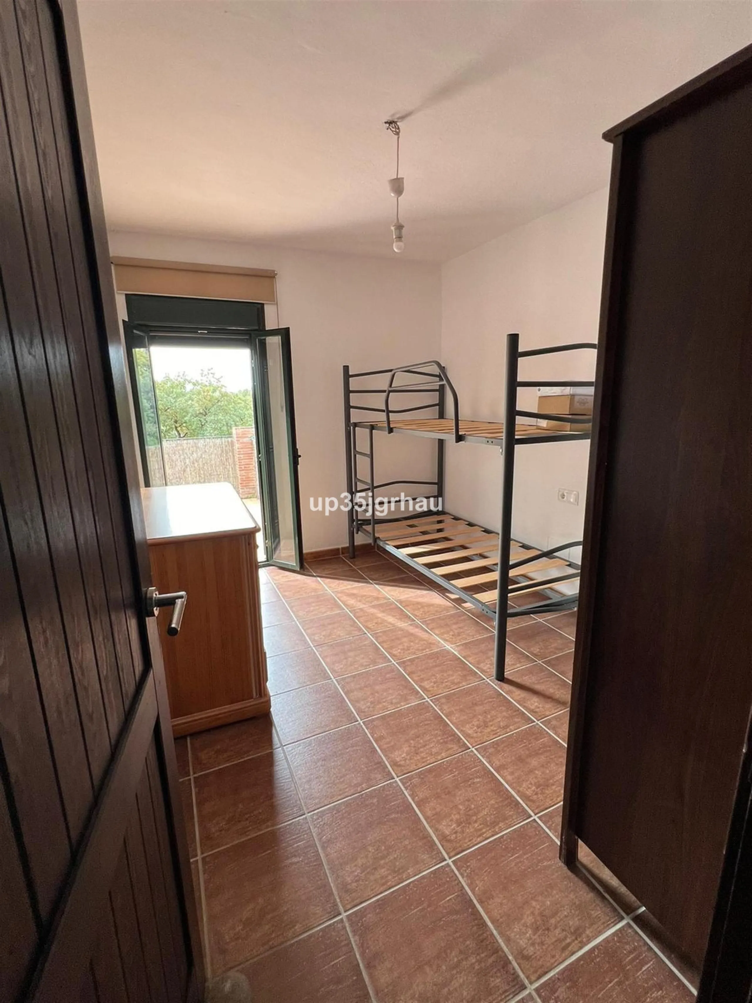 2 independent houses with their independent entrances, one house 200m2 80 m2 of porch, the other 100m2 25 m2 of porch. 1 swimming pool