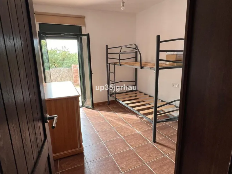 2 independent houses with their independent entrances, one house 200m2 80 m2 of porch, the other 100m2 25 m2 of porch. 1 swimming pool