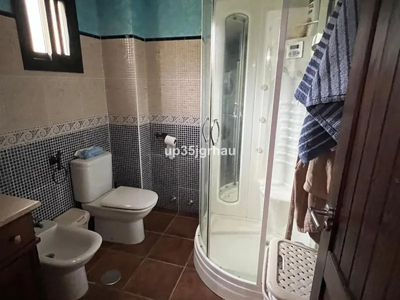 2 independent houses with their independent entrances, one house 200m2 80 m2 of porch, the other 100m2 25 m2 of porch. 1 swimming pool