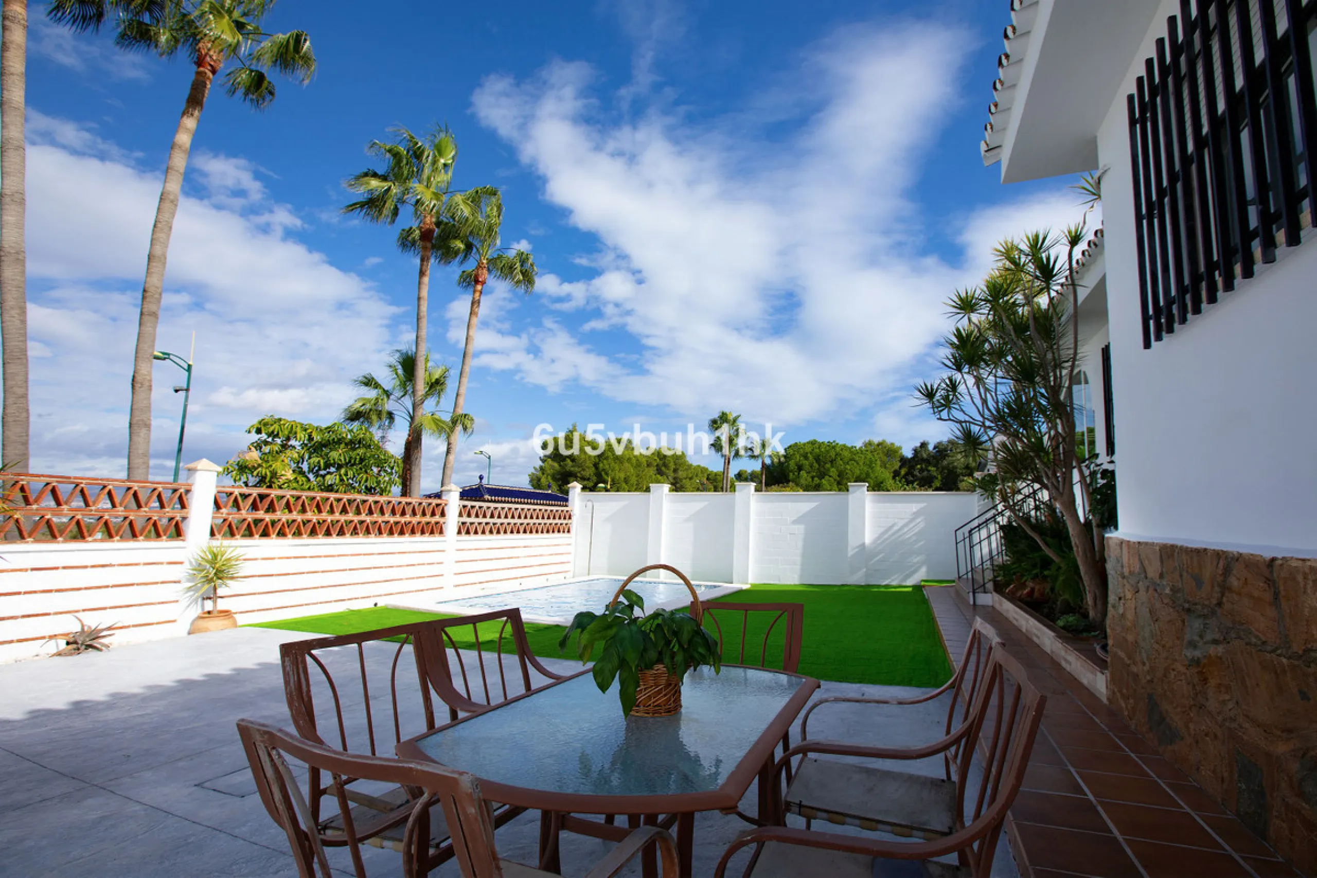 There comes a stage in life when the ideal home is no longer the biggest one — but the one that simply makes everyday living easier, more comfortable and enjoyable. This single-level property in Alhaurín de la Torre captures that idea beautifully.