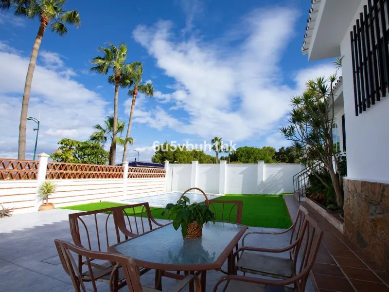 There comes a stage in life when the ideal home is no longer the biggest one — but the one that simply makes everyday living easier, more comfortable and enjoyable. This single-level property in Alhaurín de la Torre captures that idea beautifully.