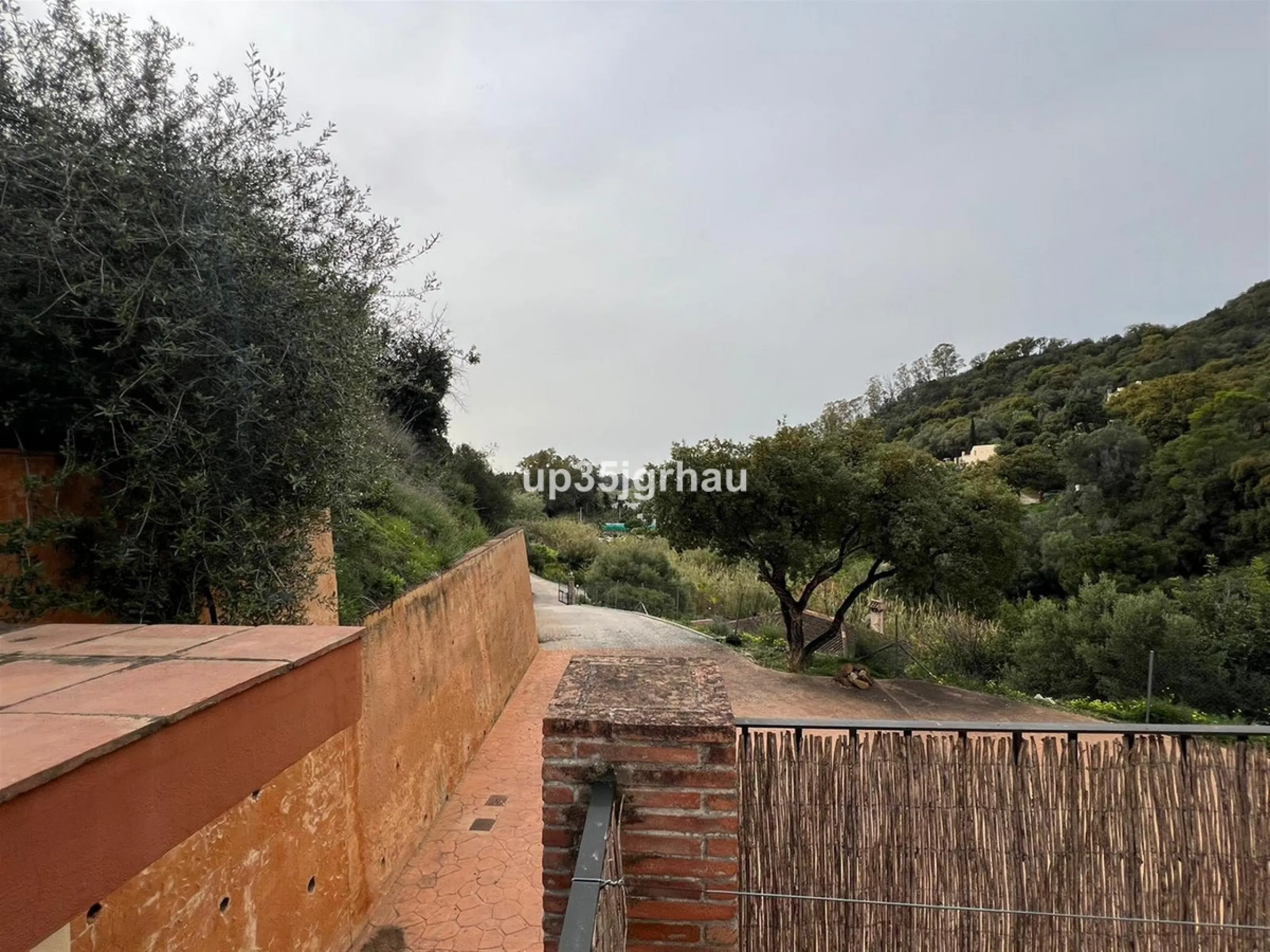 2 independent houses with their independent entrances, one house 200m2 80 m2 of porch, the other 100m2 25 m2 of porch. 1 swimming pool