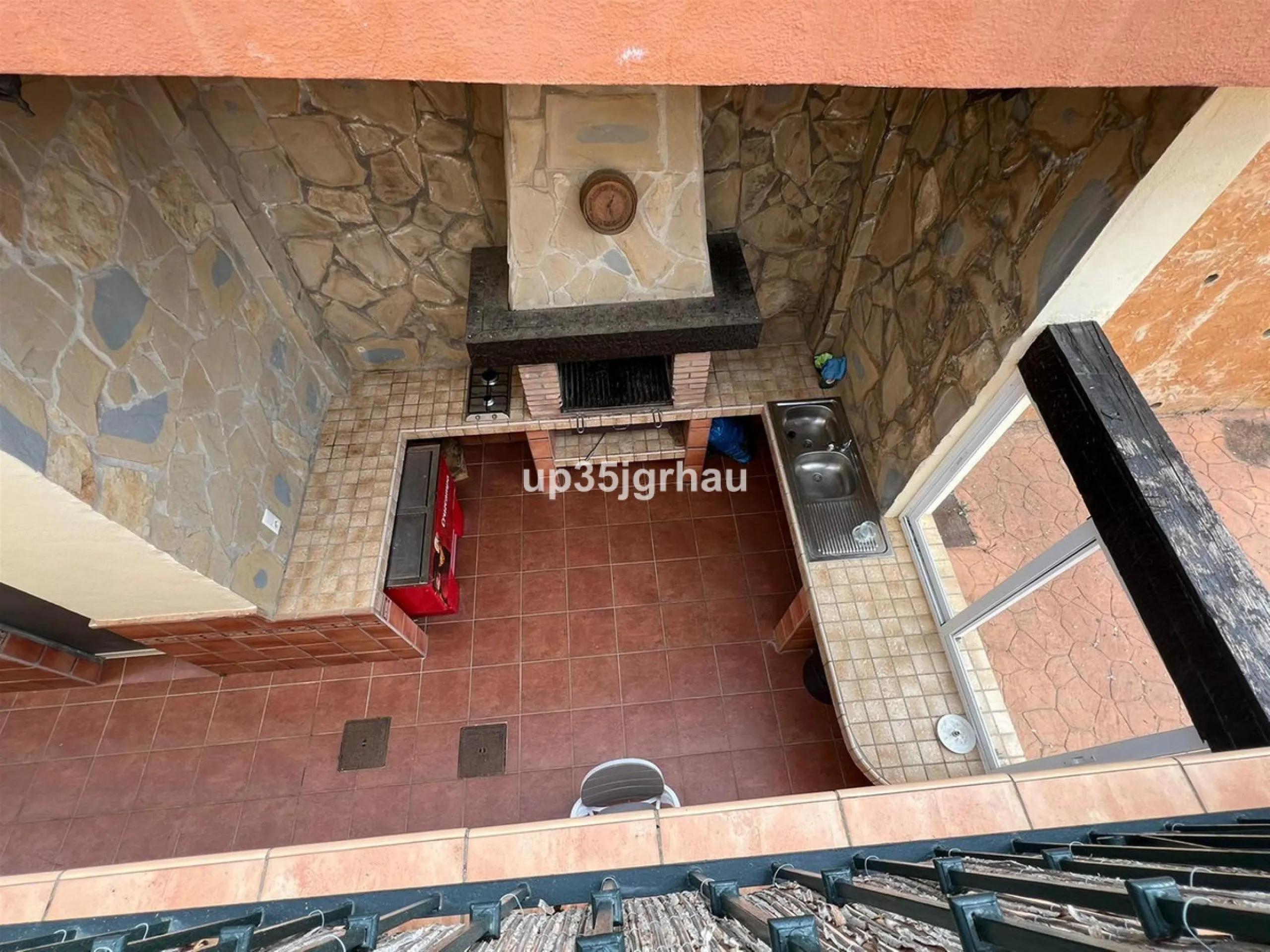 2 independent houses with their independent entrances, one house 200m2 80 m2 of porch, the other 100m2 25 m2 of porch. 1 swimming pool
