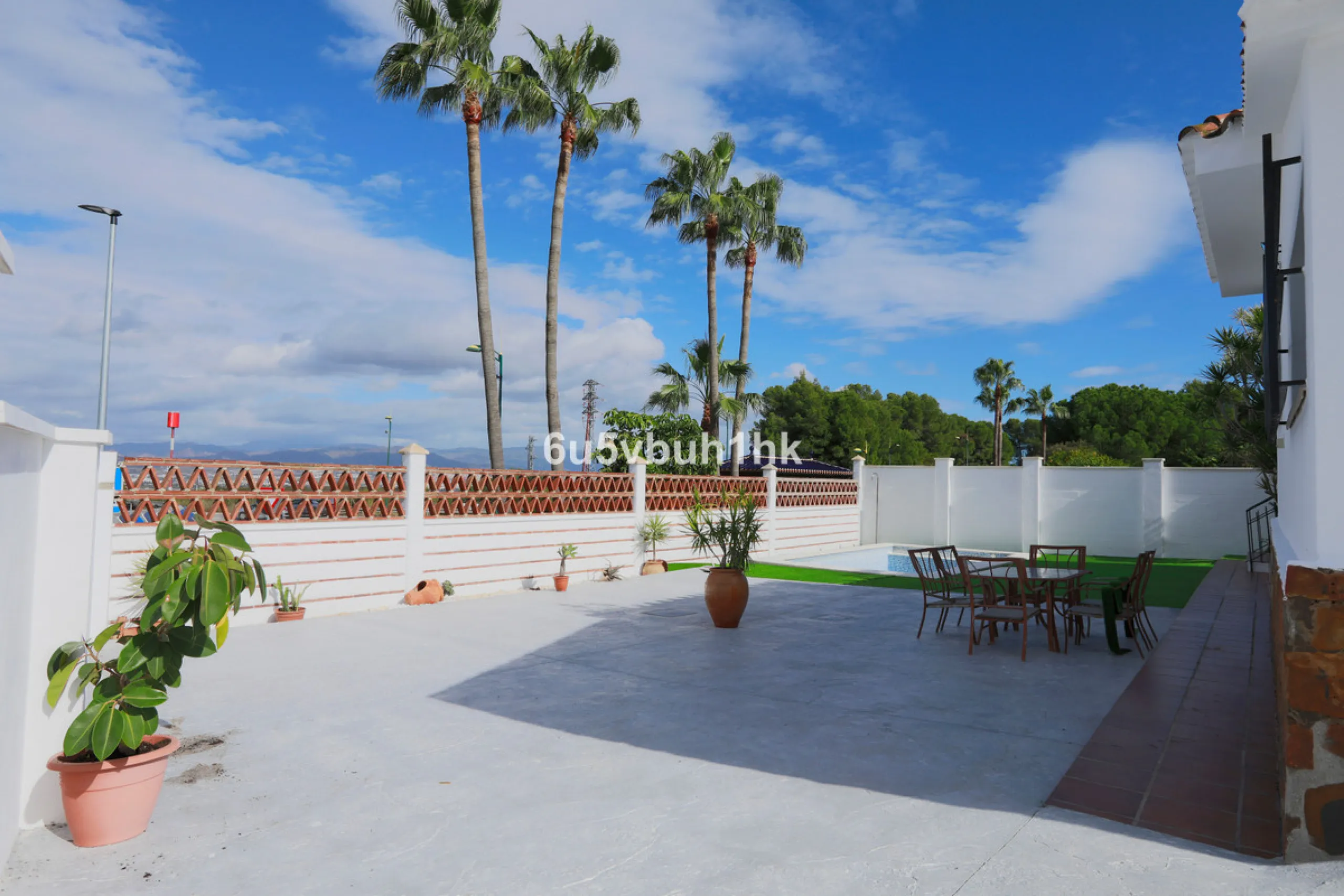 There comes a stage in life when the ideal home is no longer the biggest one — but the one that simply makes everyday living easier, more comfortable and enjoyable. This single-level property in Alhaurín de la Torre captures that idea beautifully.