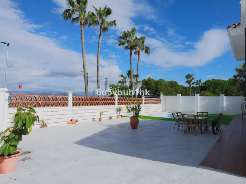 There comes a stage in life when the ideal home is no longer the biggest one — but the one that simply makes everyday living easier, more comfortable and enjoyable. This single-level property in Alhaurín de la Torre captures that idea beautifully.