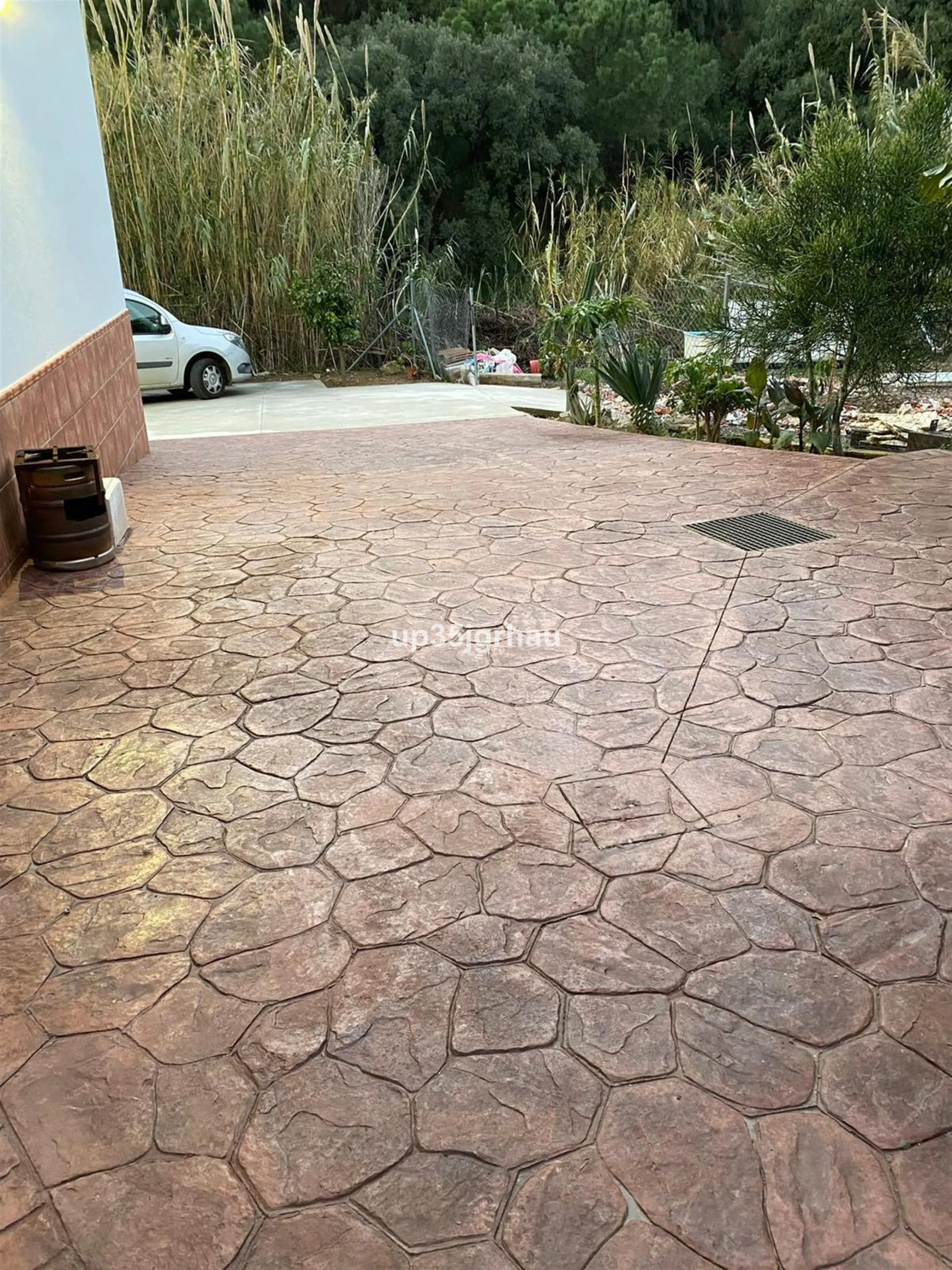 2 independent houses with their independent entrances, one house 200m2 80 m2 of porch, the other 100m2 25 m2 of porch. 1 swimming pool