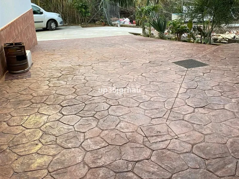 2 independent houses with their independent entrances, one house 200m2 80 m2 of porch, the other 100m2 25 m2 of porch. 1 swimming pool