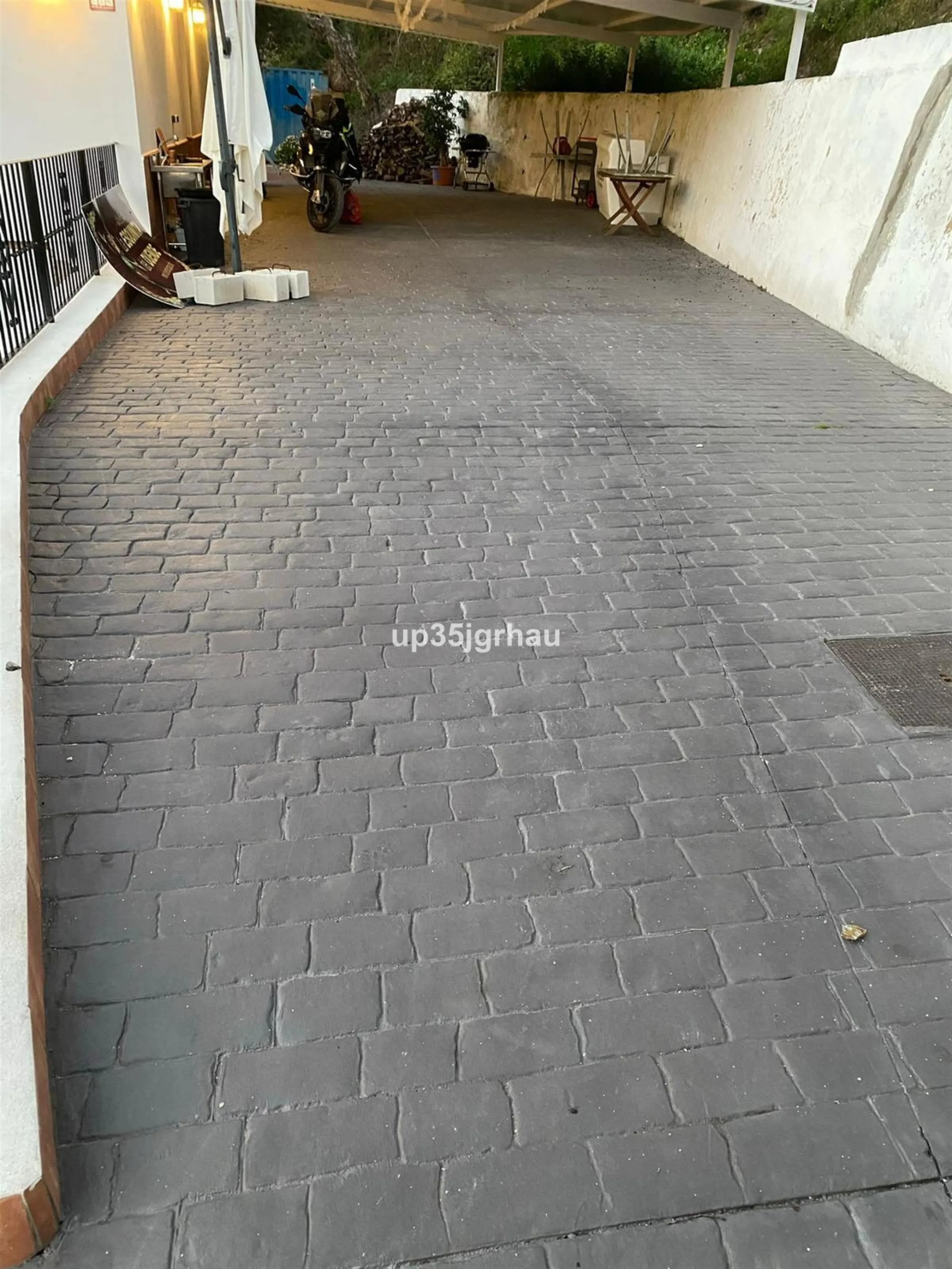 2 independent houses with their independent entrances, one house 200m2 80 m2 of porch, the other 100m2 25 m2 of porch. 1 swimming pool
