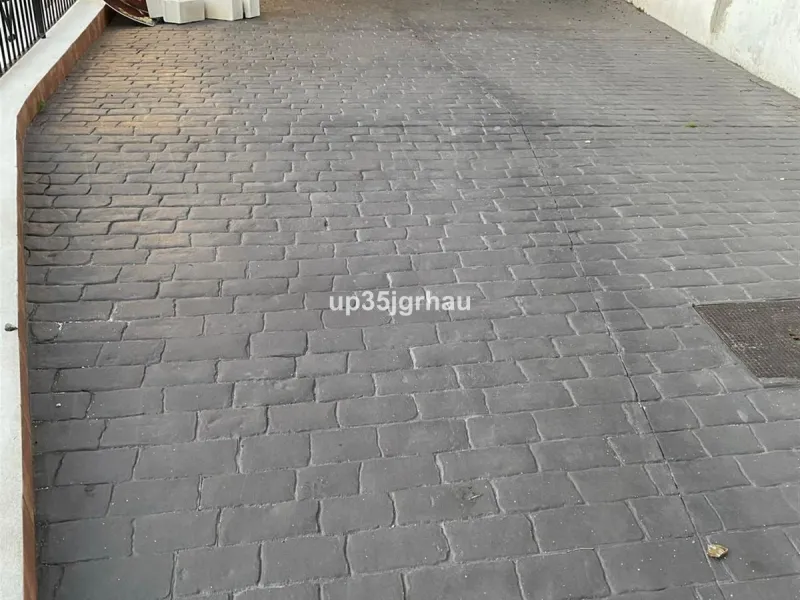 2 independent houses with their independent entrances, one house 200m2 80 m2 of porch, the other 100m2 25 m2 of porch. 1 swimming pool