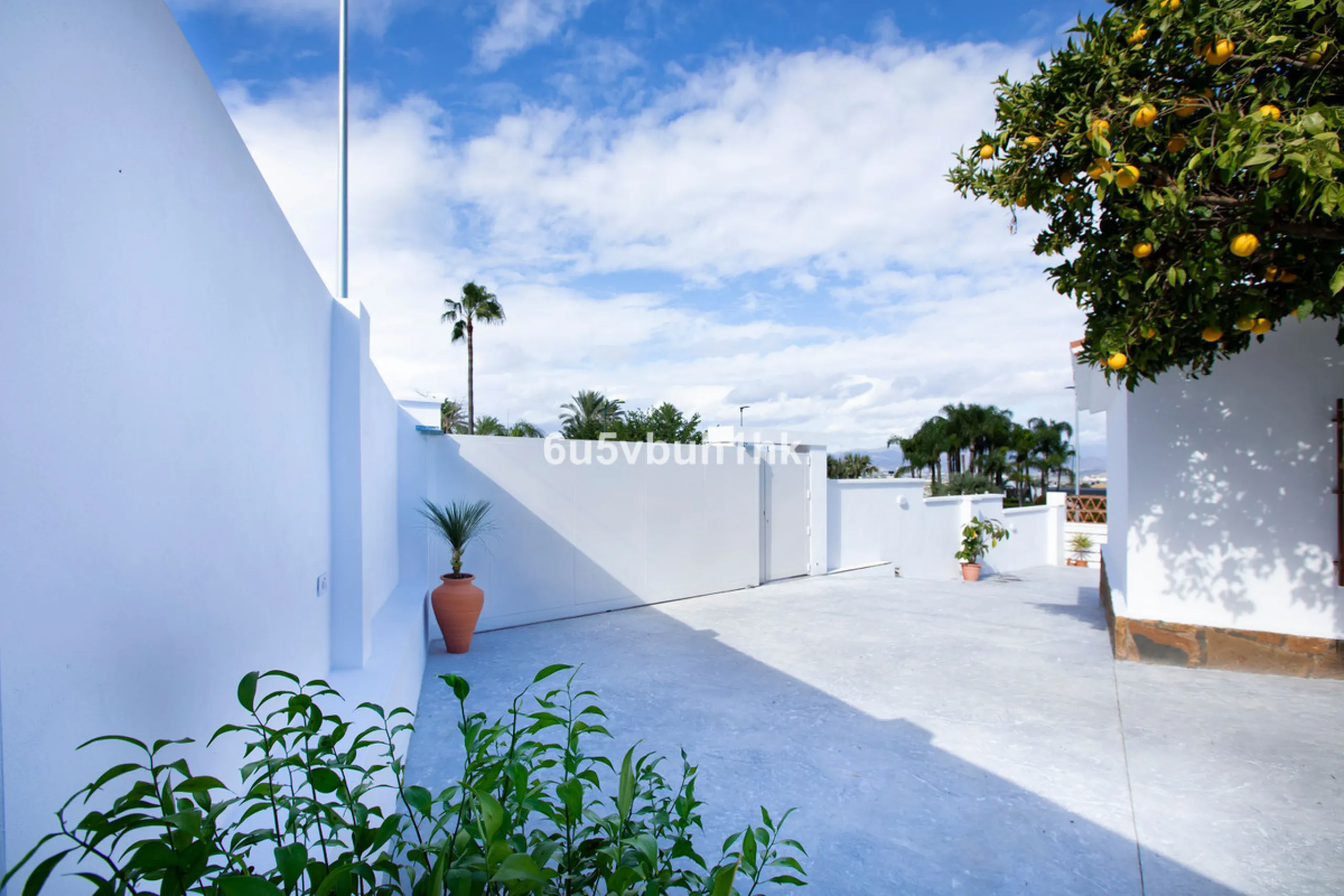 There comes a stage in life when the ideal home is no longer the biggest one — but the one that simply makes everyday living easier, more comfortable and enjoyable. This single-level property in Alhaurín de la Torre captures that idea beautifully.