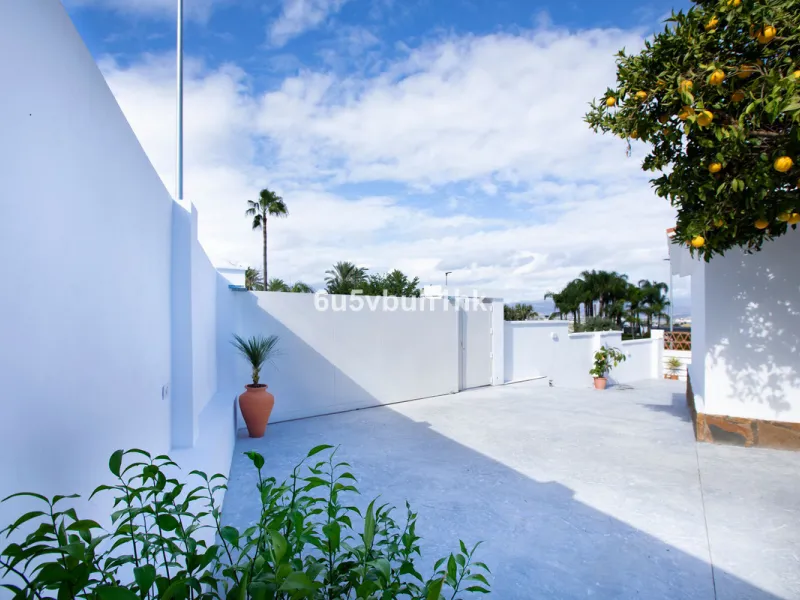 There comes a stage in life when the ideal home is no longer the biggest one — but the one that simply makes everyday living easier, more comfortable and enjoyable. This single-level property in Alhaurín de la Torre captures that idea beautifully.