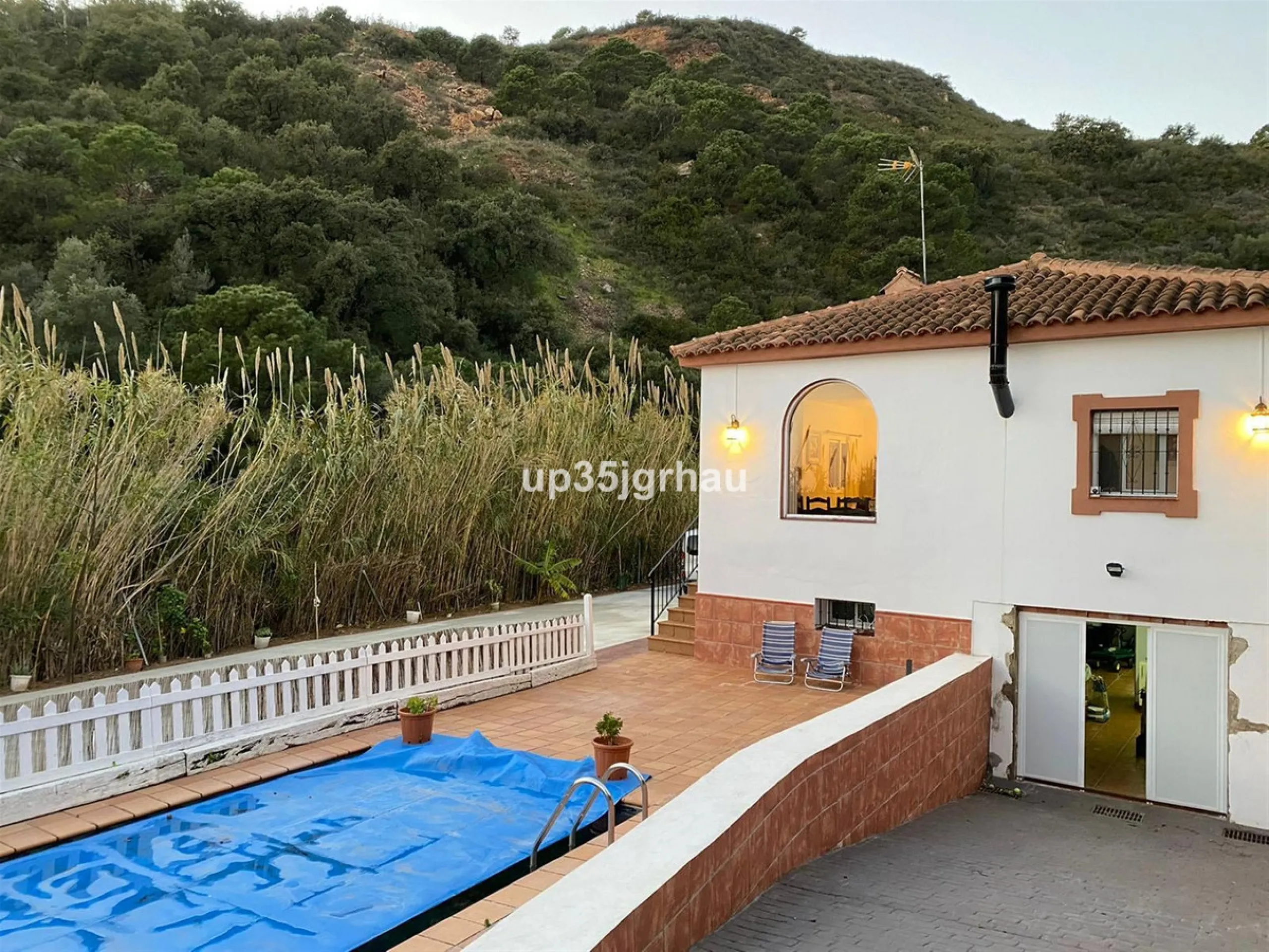 2 independent houses with their independent entrances, one house 200m2 80 m2 of porch, the other 100m2 25 m2 of porch. 1 swimming pool