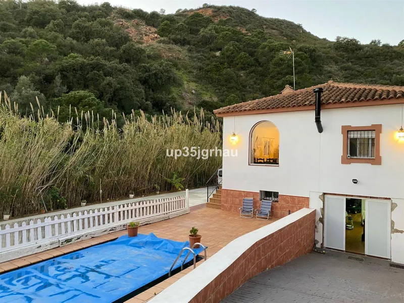2 independent houses with their independent entrances, one house 200m2 80 m2 of porch, the other 100m2 25 m2 of porch. 1 swimming pool