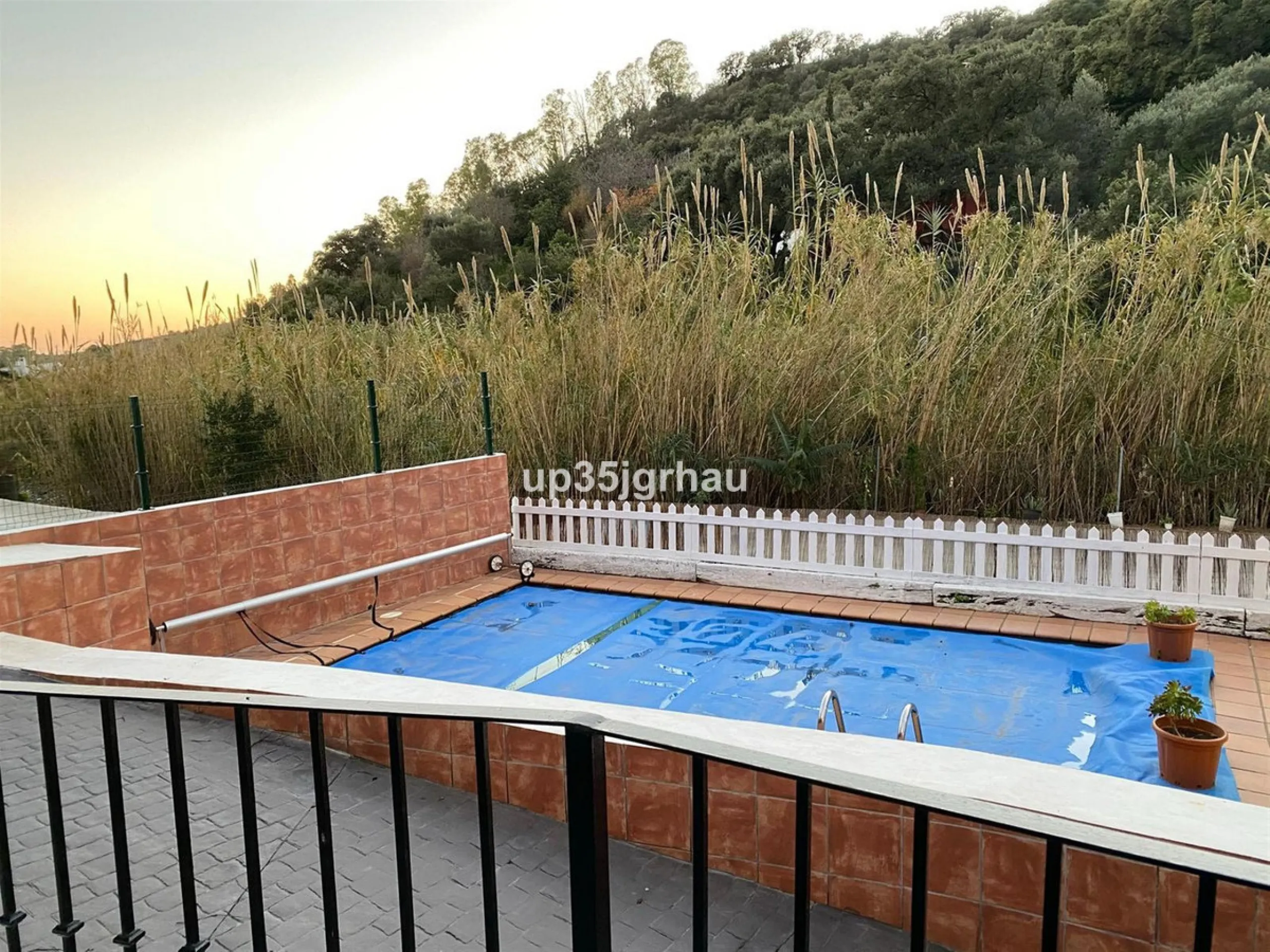 2 independent houses with their independent entrances, one house 200m2 80 m2 of porch, the other 100m2 25 m2 of porch. 1 swimming pool