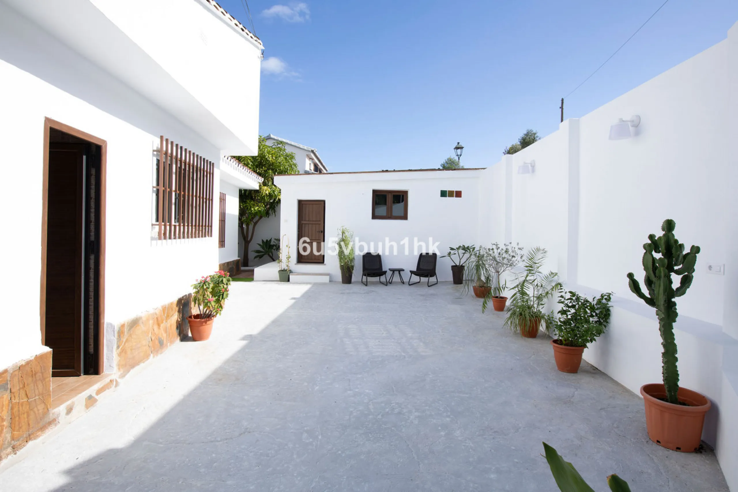 There comes a stage in life when the ideal home is no longer the biggest one — but the one that simply makes everyday living easier, more comfortable and enjoyable. This single-level property in Alhaurín de la Torre captures that idea beautifully.