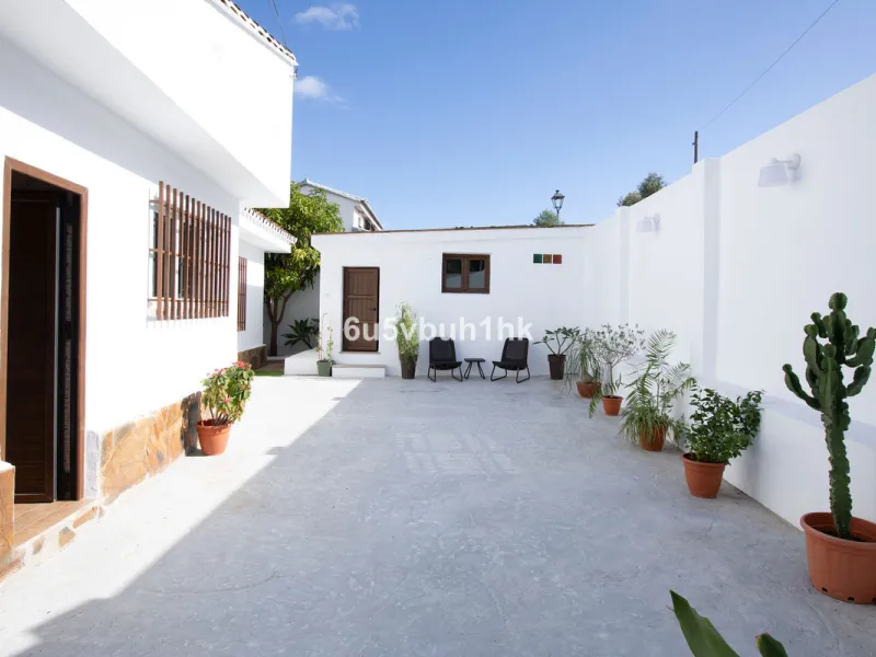 There comes a stage in life when the ideal home is no longer the biggest one — but the one that simply makes everyday living easier, more comfortable and enjoyable. This single-level property in Alhaurín de la Torre captures that idea beautifully.