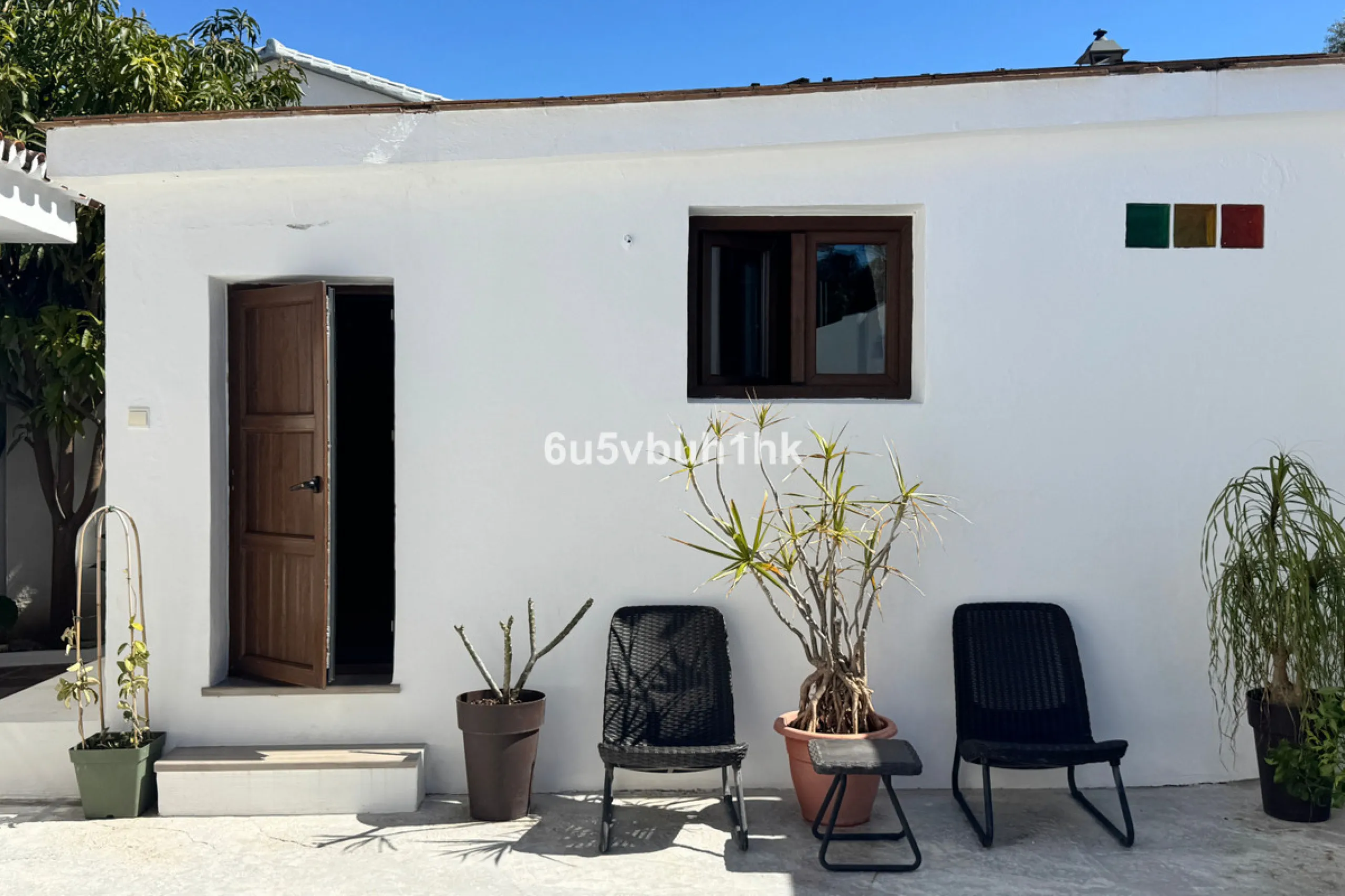 There comes a stage in life when the ideal home is no longer the biggest one — but the one that simply makes everyday living easier, more comfortable and enjoyable. This single-level property in Alhaurín de la Torre captures that idea beautifully.