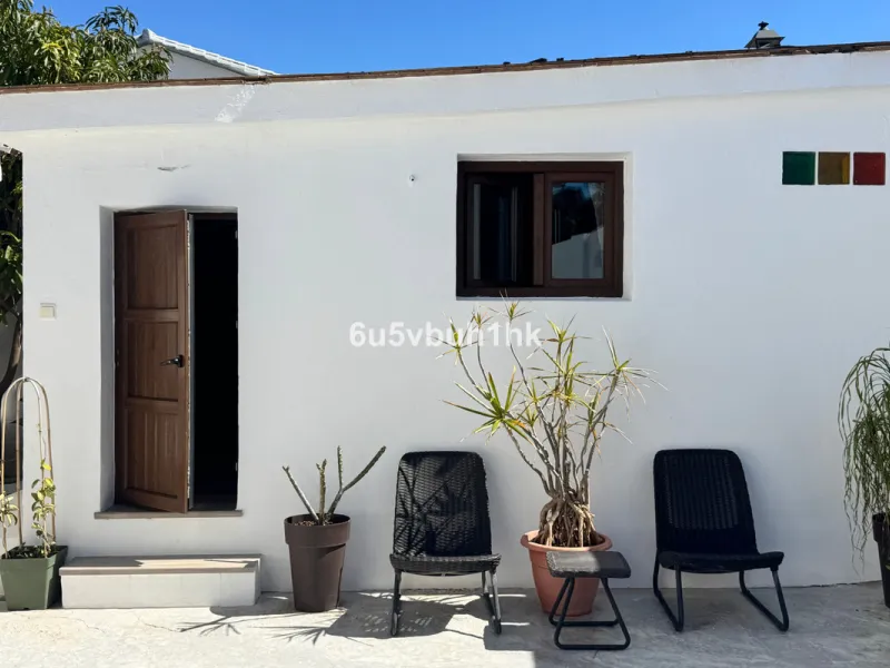 There comes a stage in life when the ideal home is no longer the biggest one — but the one that simply makes everyday living easier, more comfortable and enjoyable. This single-level property in Alhaurín de la Torre captures that idea beautifully.