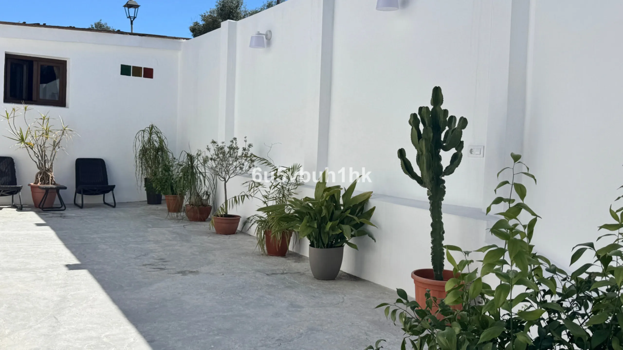 There comes a stage in life when the ideal home is no longer the biggest one — but the one that simply makes everyday living easier, more comfortable and enjoyable. This single-level property in Alhaurín de la Torre captures that idea beautifully.