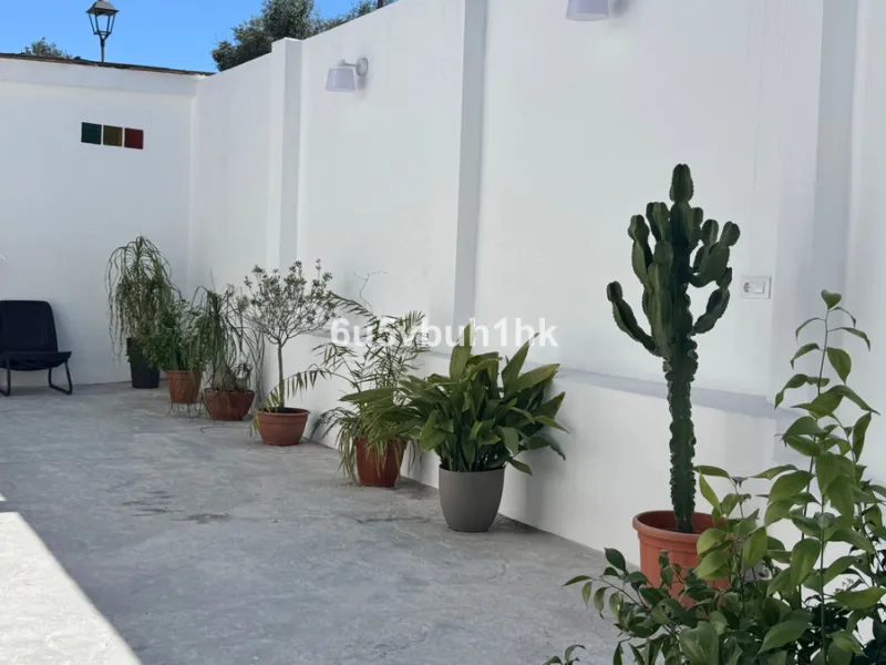 There comes a stage in life when the ideal home is no longer the biggest one — but the one that simply makes everyday living easier, more comfortable and enjoyable. This single-level property in Alhaurín de la Torre captures that idea beautifully.