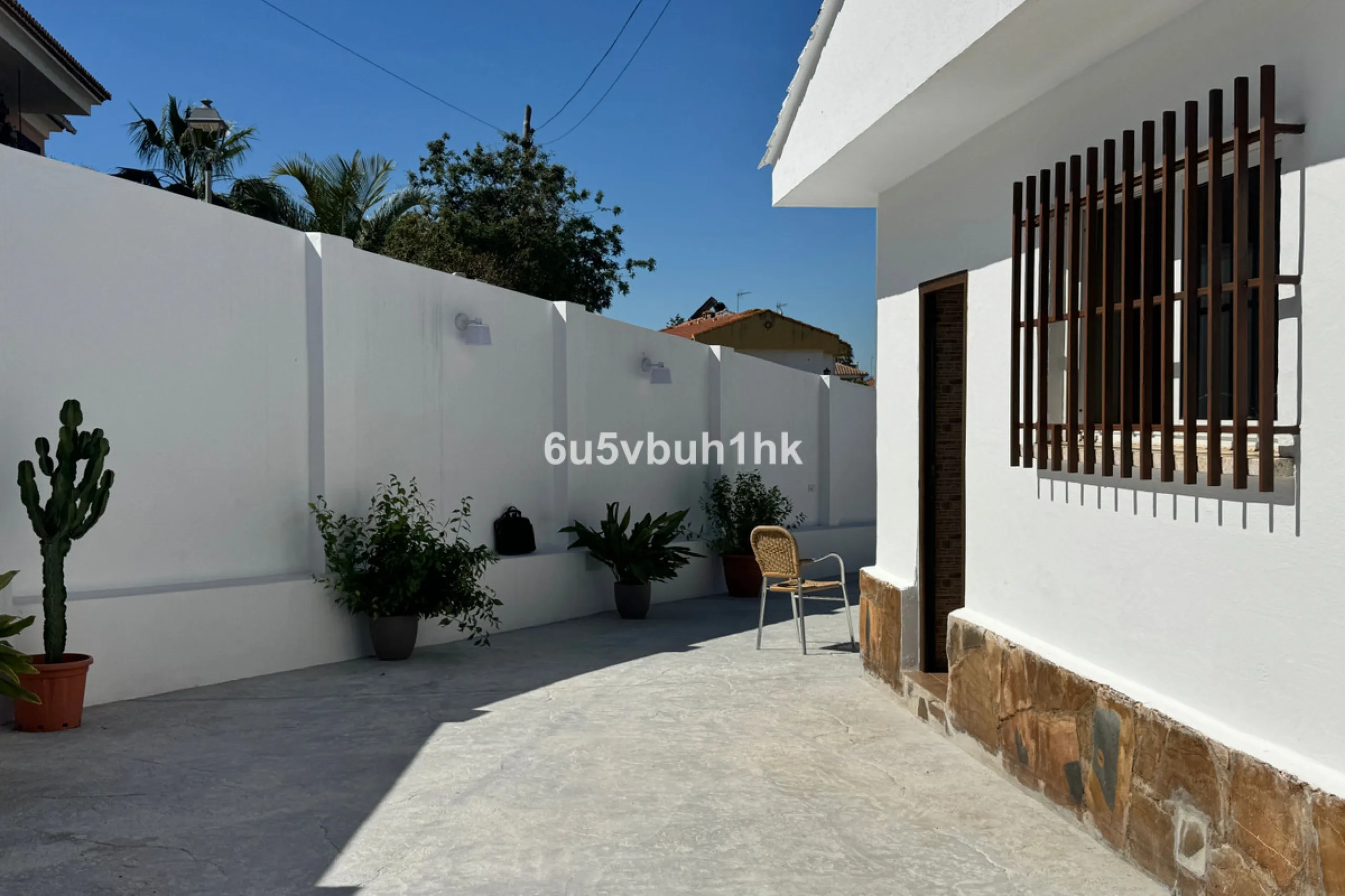 There comes a stage in life when the ideal home is no longer the biggest one — but the one that simply makes everyday living easier, more comfortable and enjoyable. This single-level property in Alhaurín de la Torre captures that idea beautifully.