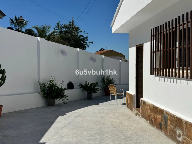 There comes a stage in life when the ideal home is no longer the biggest one — but the one that simply makes everyday living easier, more comfortable and enjoyable. This single-level property in Alhaurín de la Torre captures that idea beautifully.