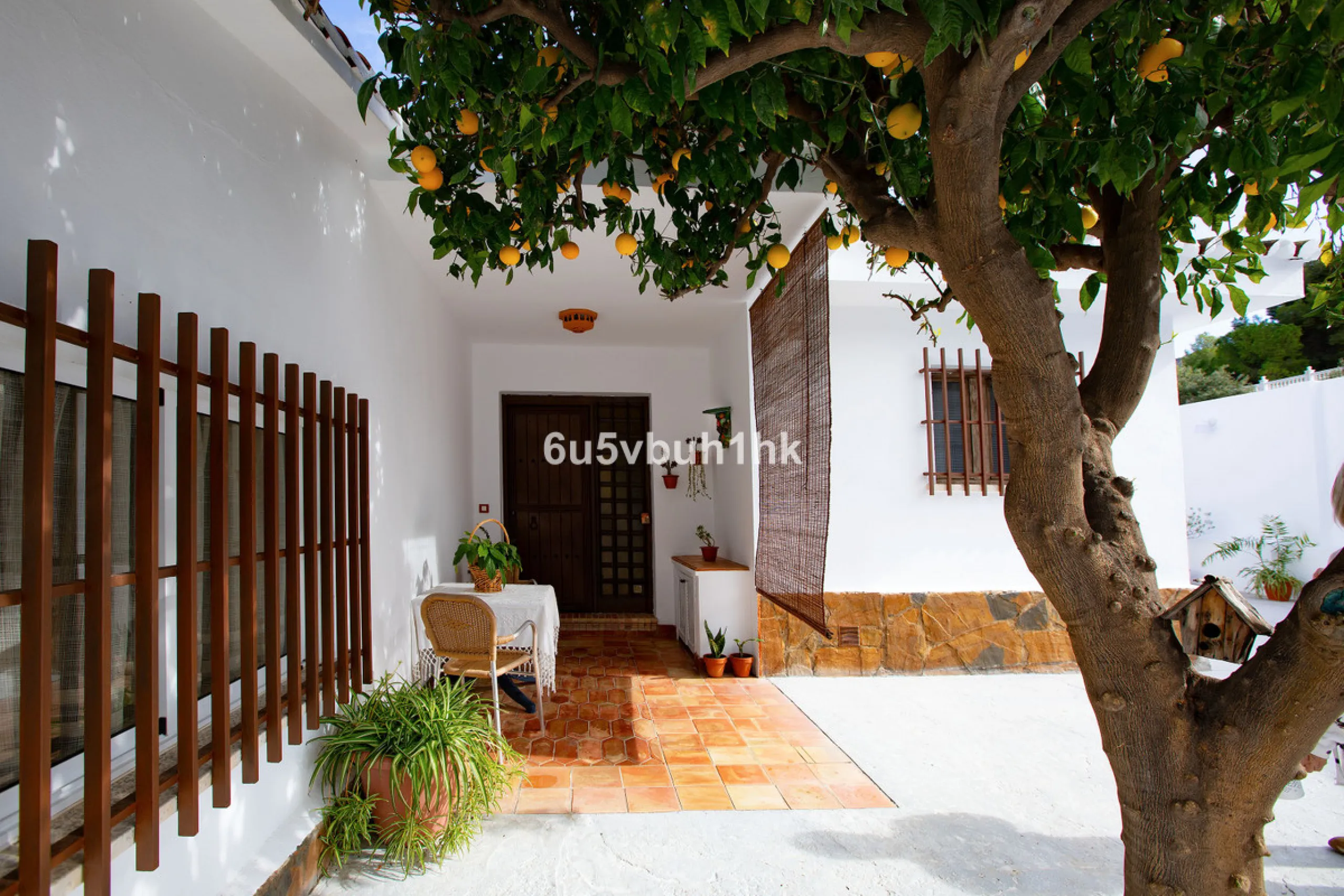 There comes a stage in life when the ideal home is no longer the biggest one — but the one that simply makes everyday living easier, more comfortable and enjoyable. This single-level property in Alhaurín de la Torre captures that idea beautifully.