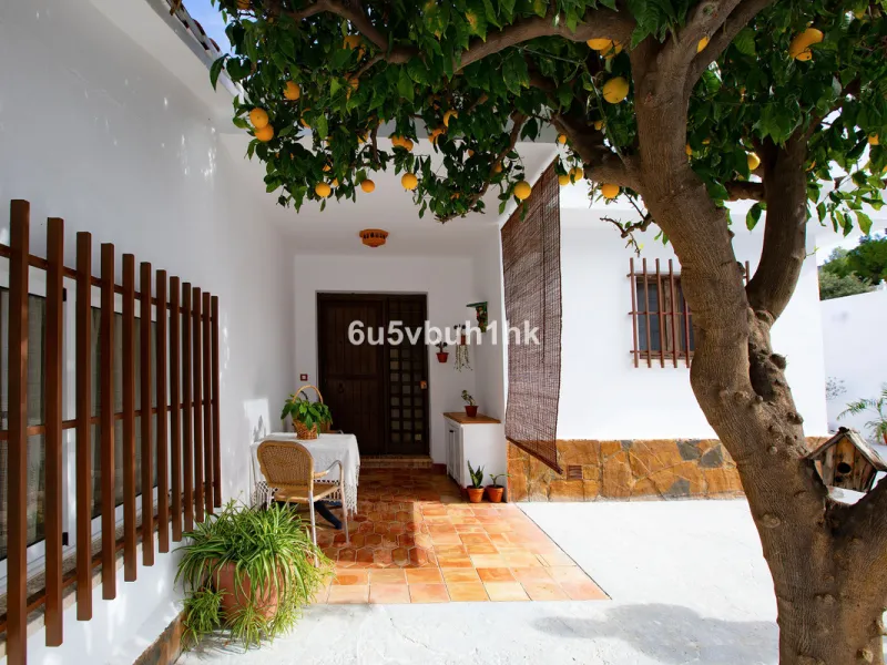There comes a stage in life when the ideal home is no longer the biggest one — but the one that simply makes everyday living easier, more comfortable and enjoyable. This single-level property in Alhaurín de la Torre captures that idea beautifully.