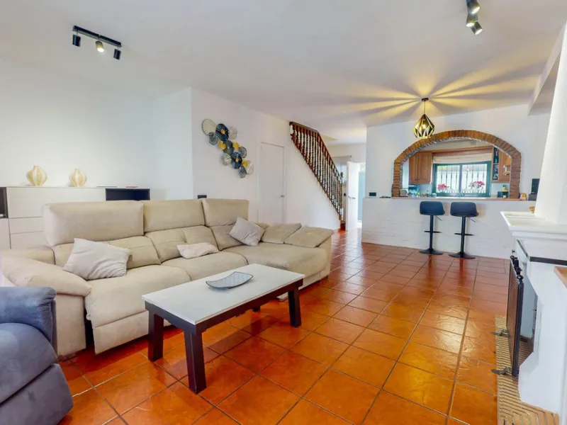 House - Semi-Detached House в продаже в Benahavís, Málaga. В доме 4 спален и 3 ванных комнат. Площадь дома 264 м²