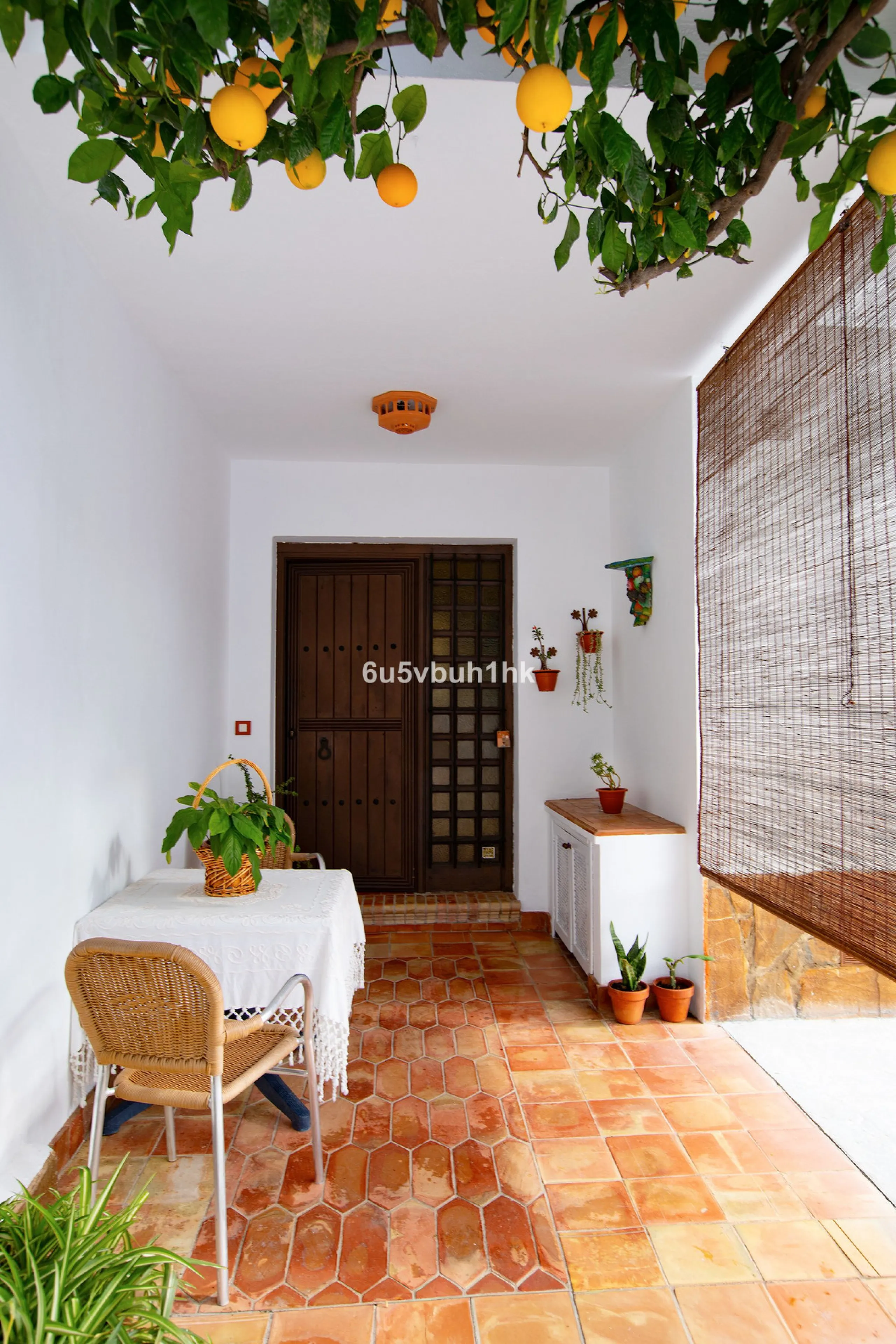 There comes a stage in life when the ideal home is no longer the biggest one — but the one that simply makes everyday living easier, more comfortable and enjoyable. This single-level property in Alhaurín de la Torre captures that idea beautifully.