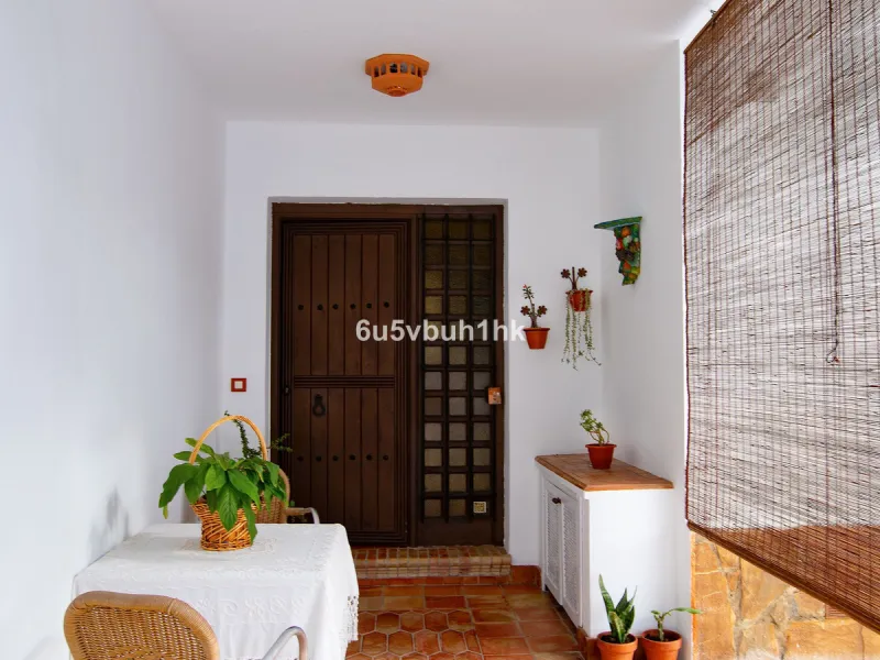 There comes a stage in life when the ideal home is no longer the biggest one — but the one that simply makes everyday living easier, more comfortable and enjoyable. This single-level property in Alhaurín de la Torre captures that idea beautifully.