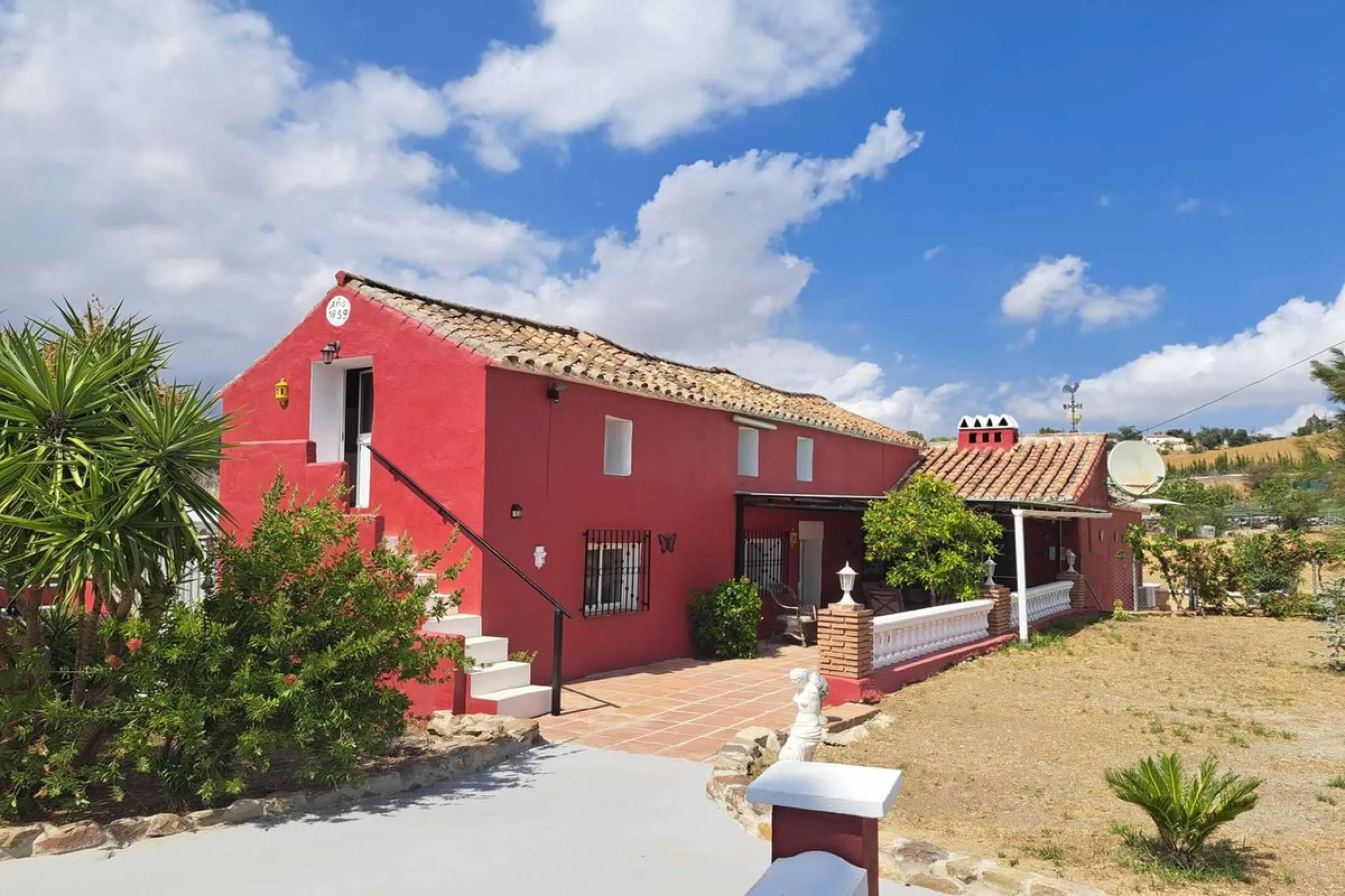 Country property distributed in five 5 independent apartments.