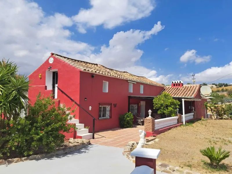 Country property distributed in five 5 independent apartments.