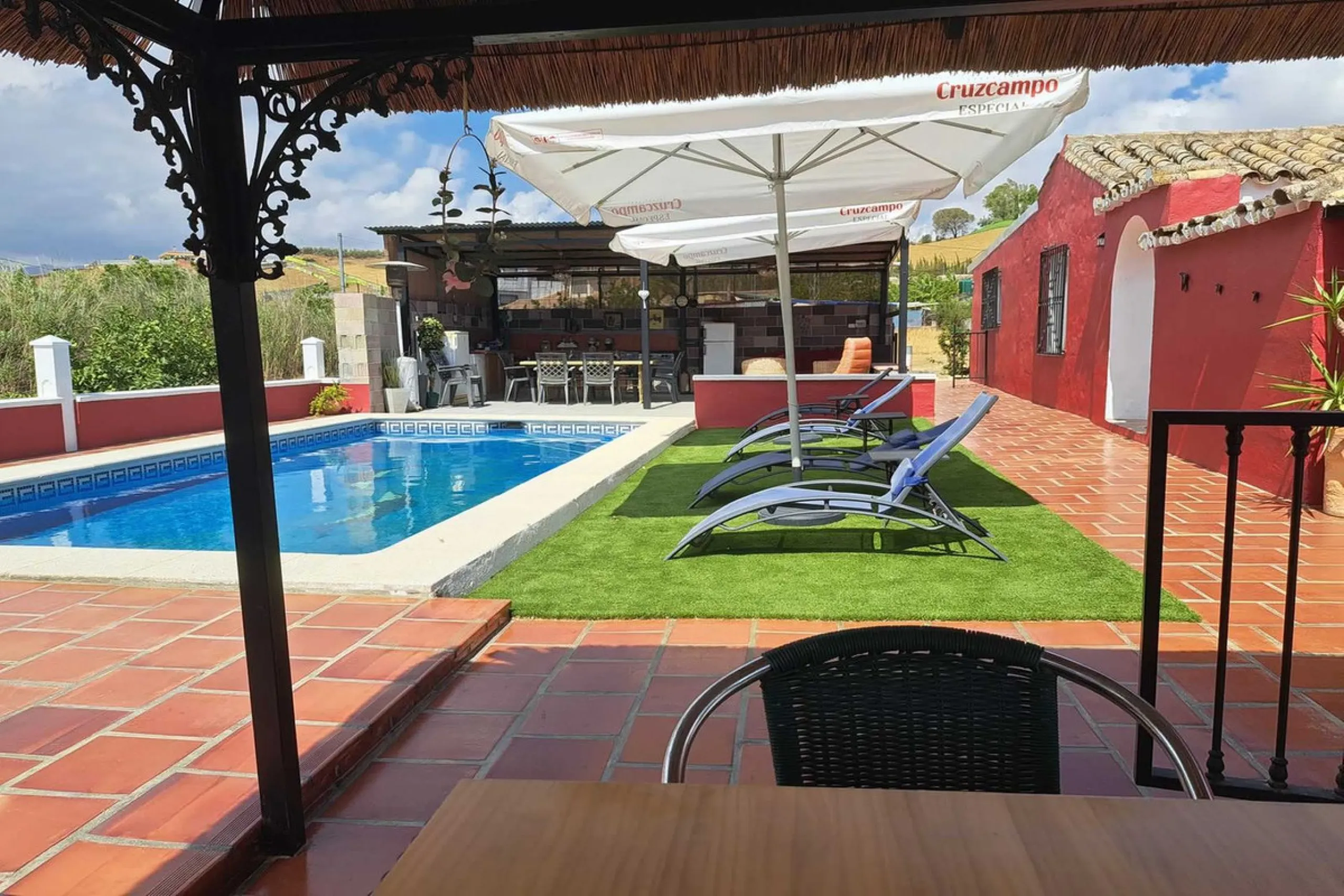 Country property distributed in five 5 independent apartments.