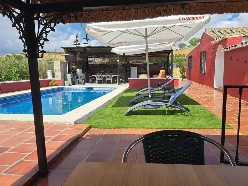 Country property distributed in five 5 independent apartments.
