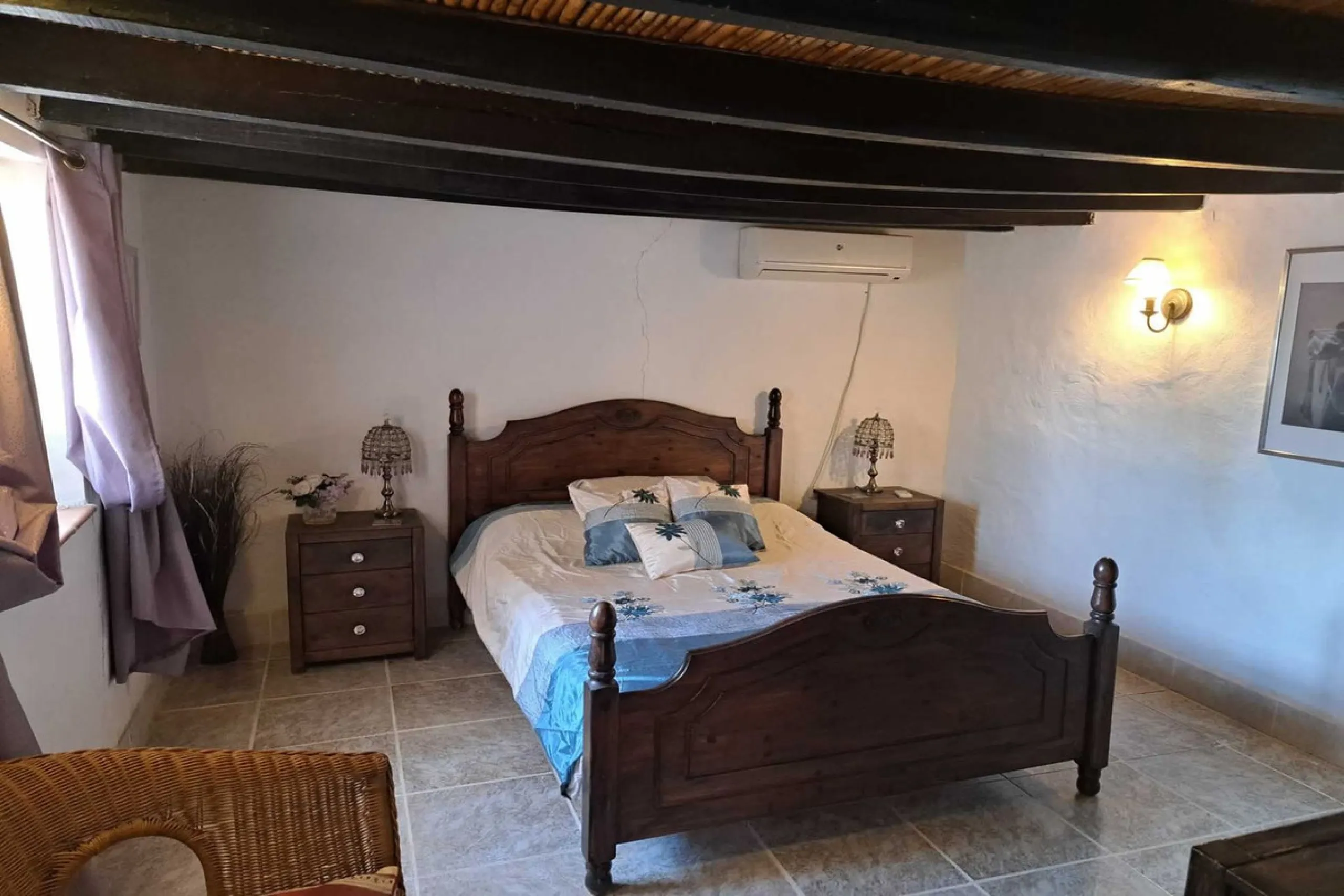 Country property distributed in five 5 independent apartments.