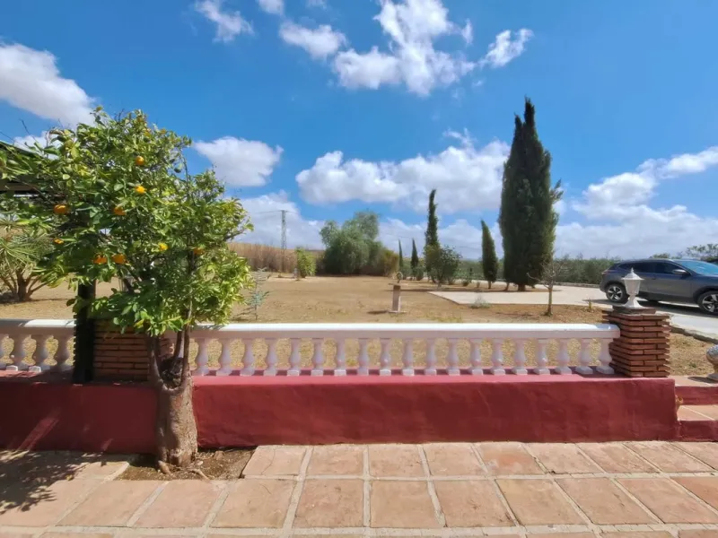 Country property distributed in five 5 independent apartments.