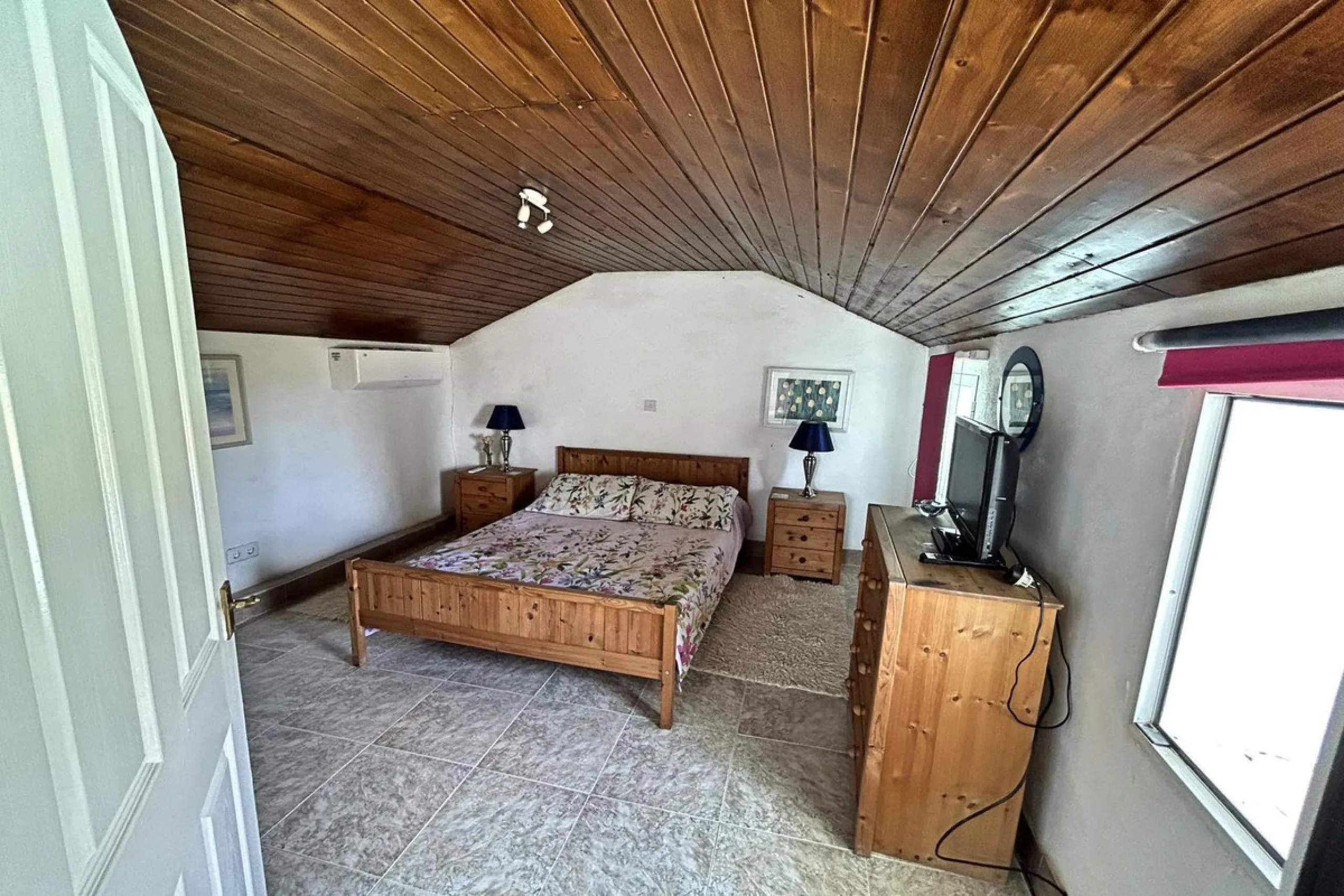 Country property distributed in five 5 independent apartments.