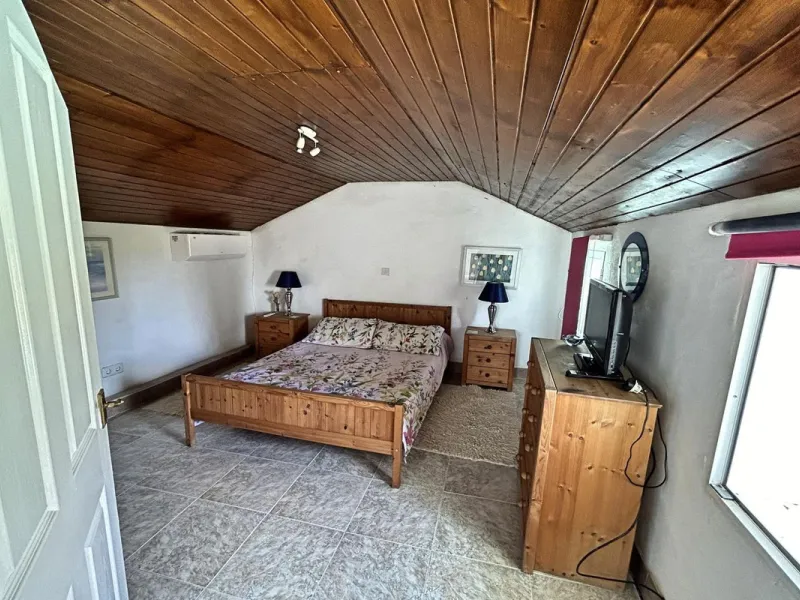 Country property distributed in five 5 independent apartments.