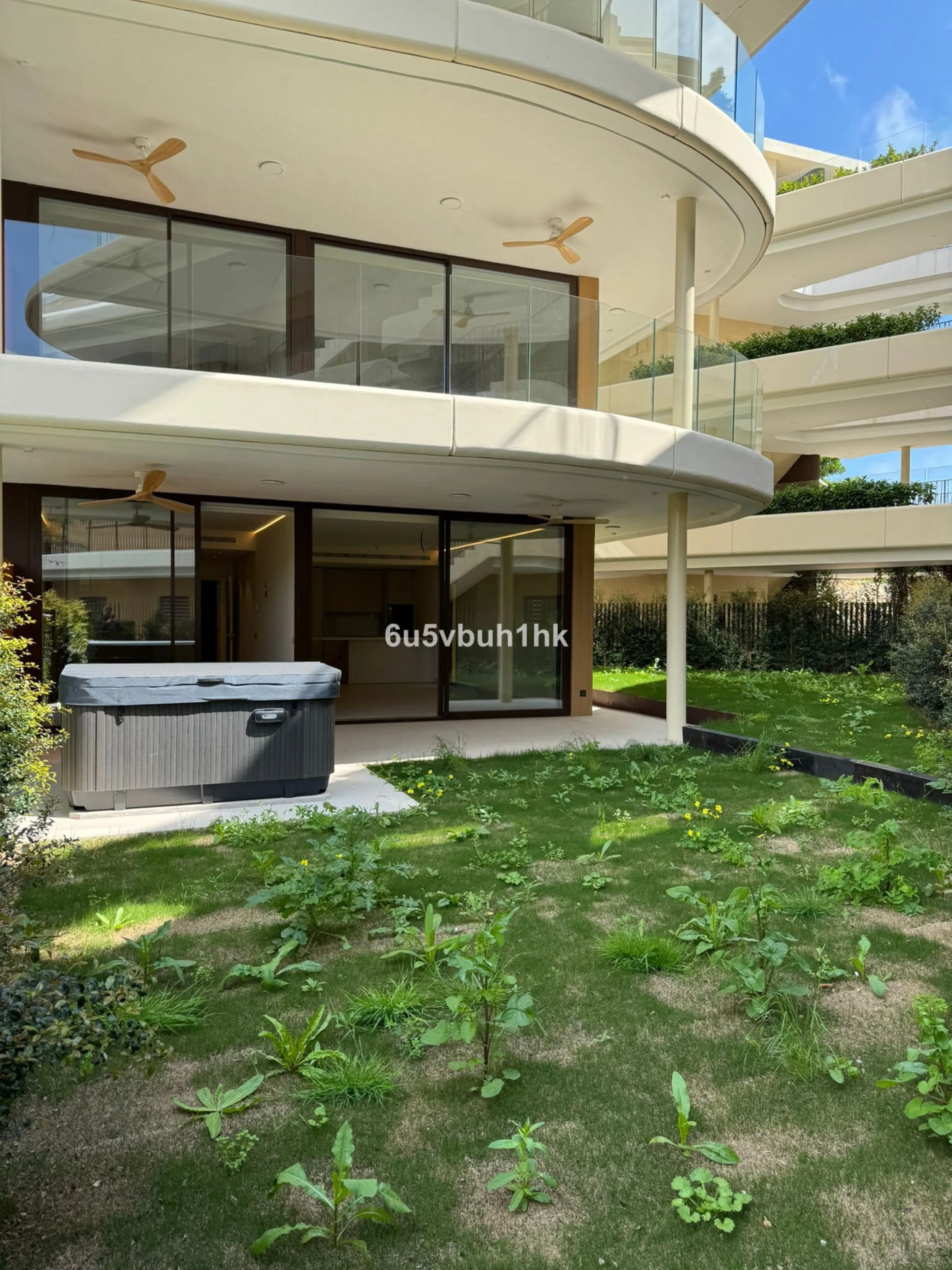 Discover this elegant ground floor resale apartment located in the prestigious Valley Collection, within the renowned Reserva del Higuerón. A property that perfectly blends contemporary design, comfort, and exceptional outdoor living.