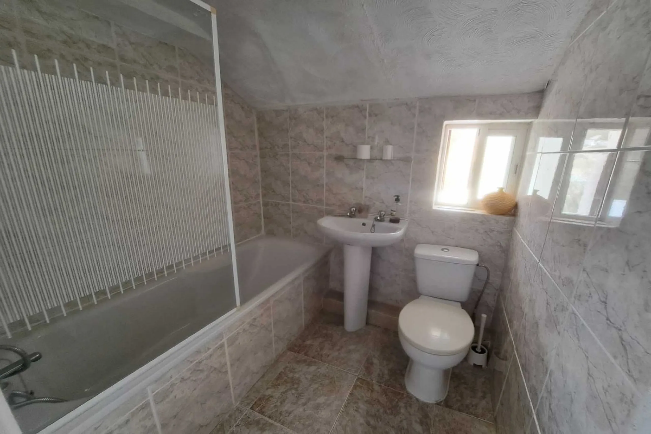 Country property distributed in five 5 independent apartments.