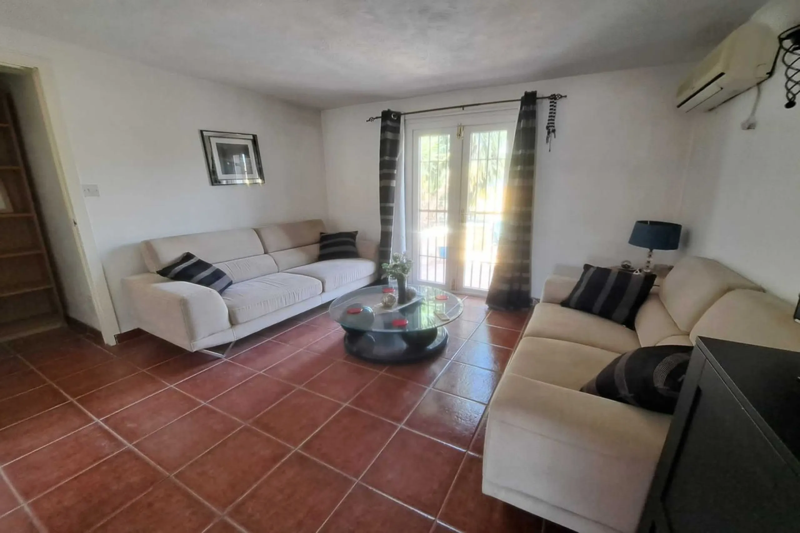 Country property distributed in five 5 independent apartments.