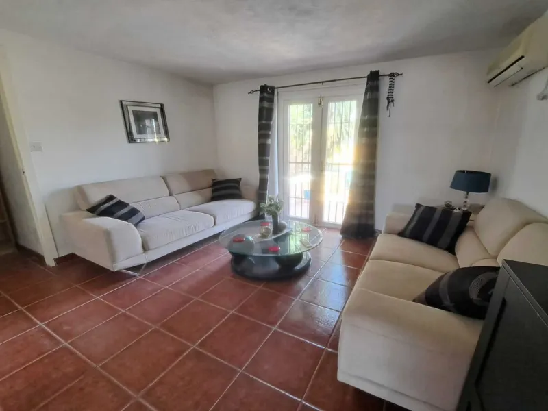 Country property distributed in five 5 independent apartments.