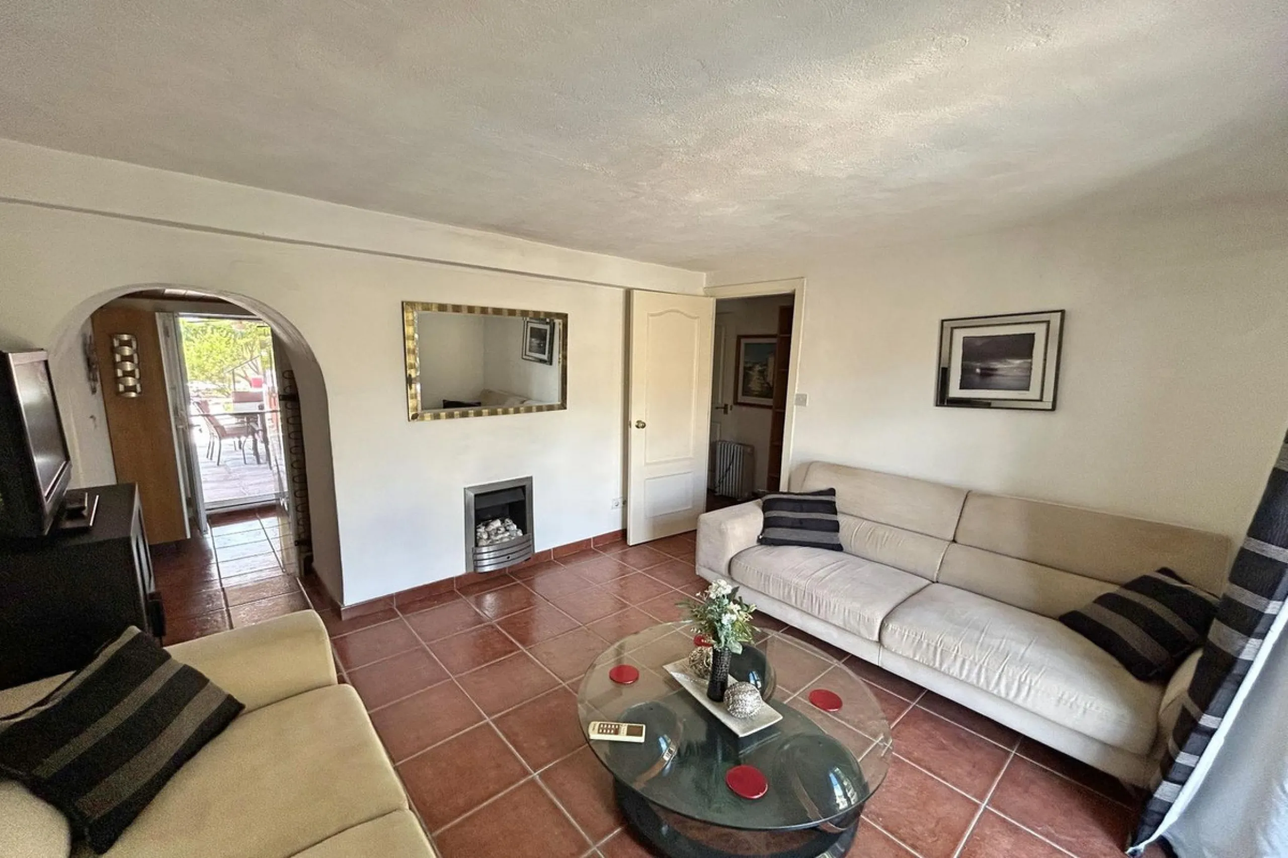 Country property distributed in five 5 independent apartments.